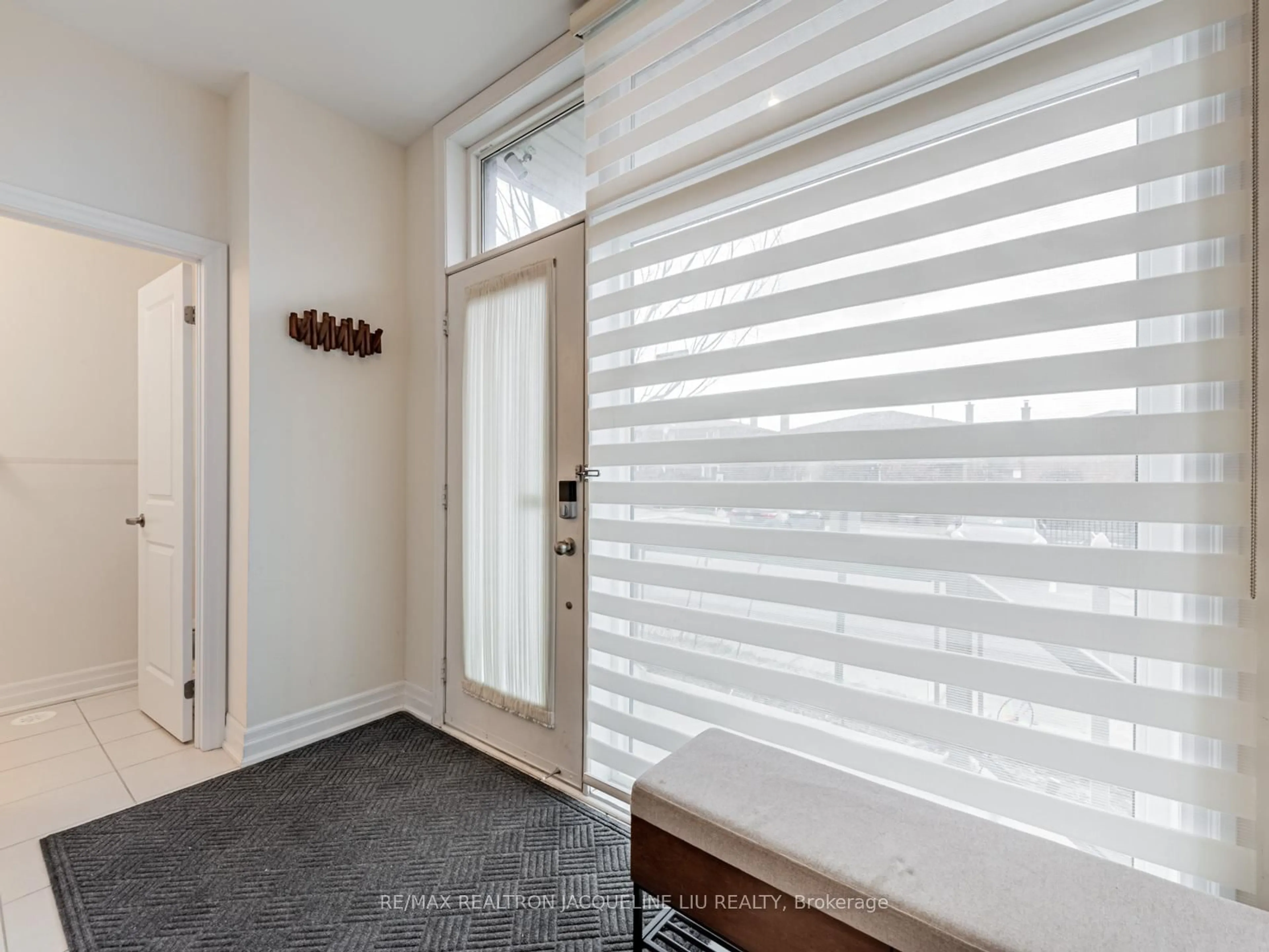 Indoor entryway for 28 Juneau St, Vaughan Ontario L4L 0H6