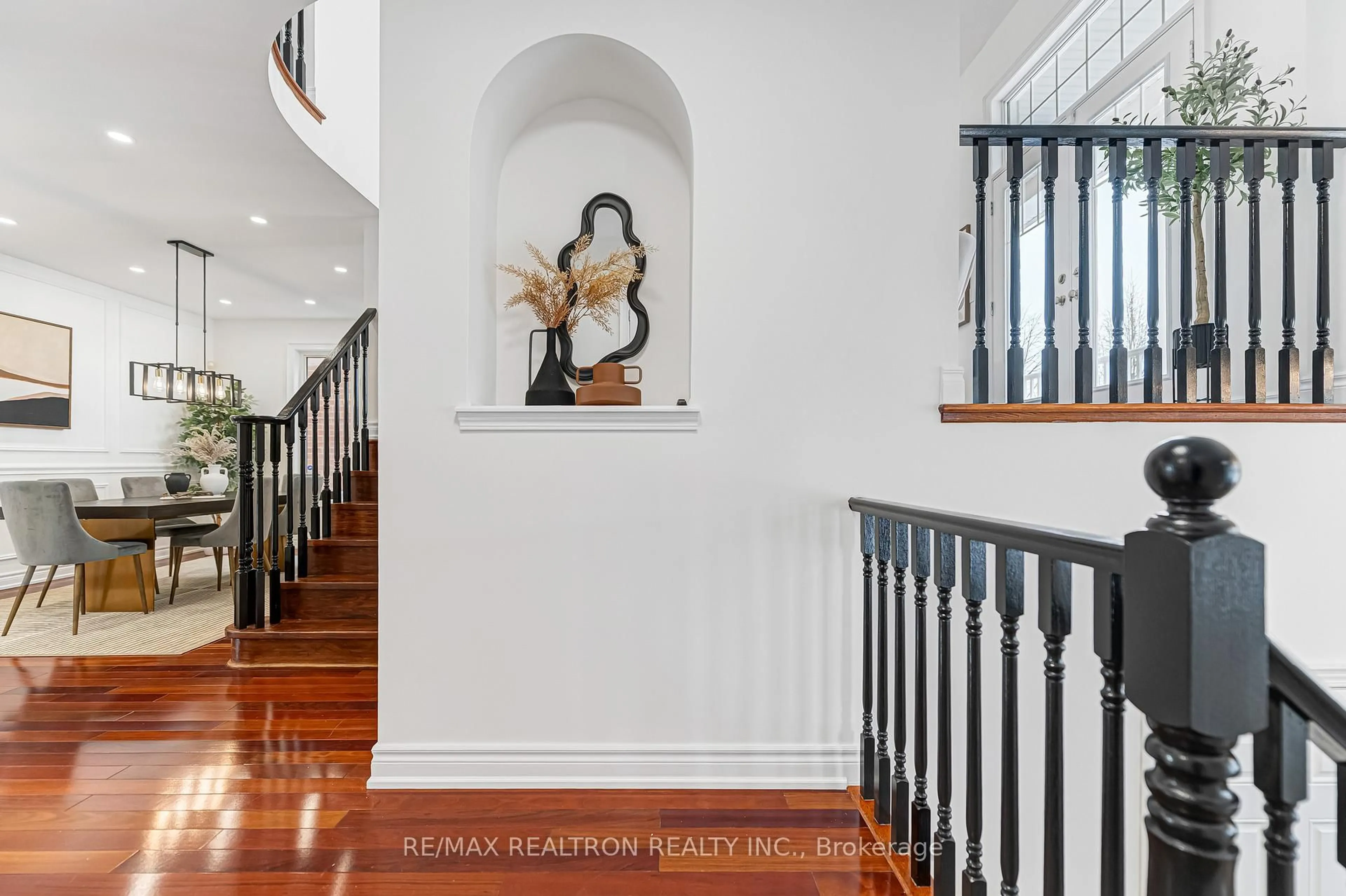 Indoor foyer for 22 Ina Lane, Whitchurch-Stouffville Ontario L4A 0E9