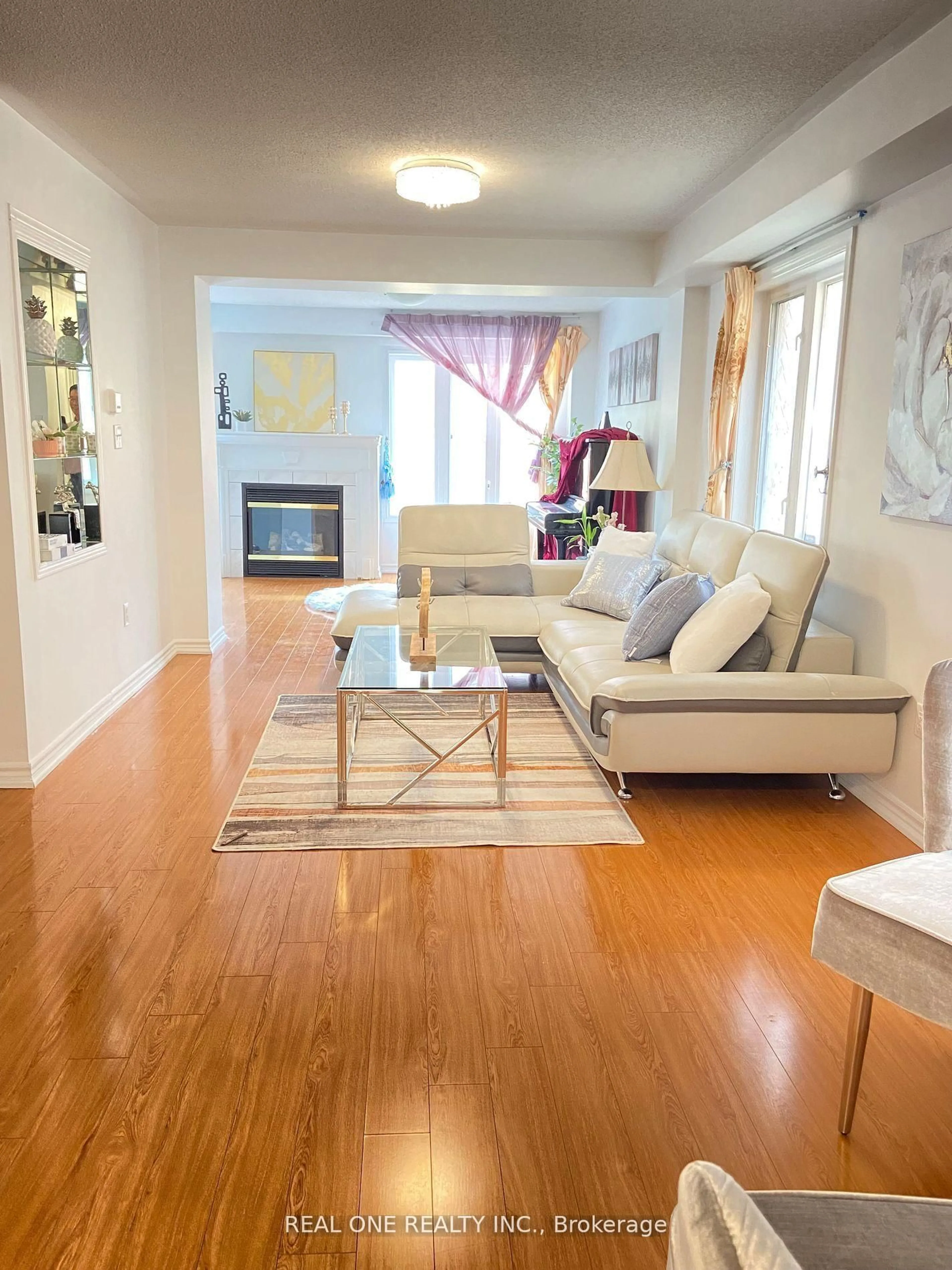 Living room with furniture, wood/laminate floor for 72 Weatherill Rd, Markham Ontario L6C 2P5