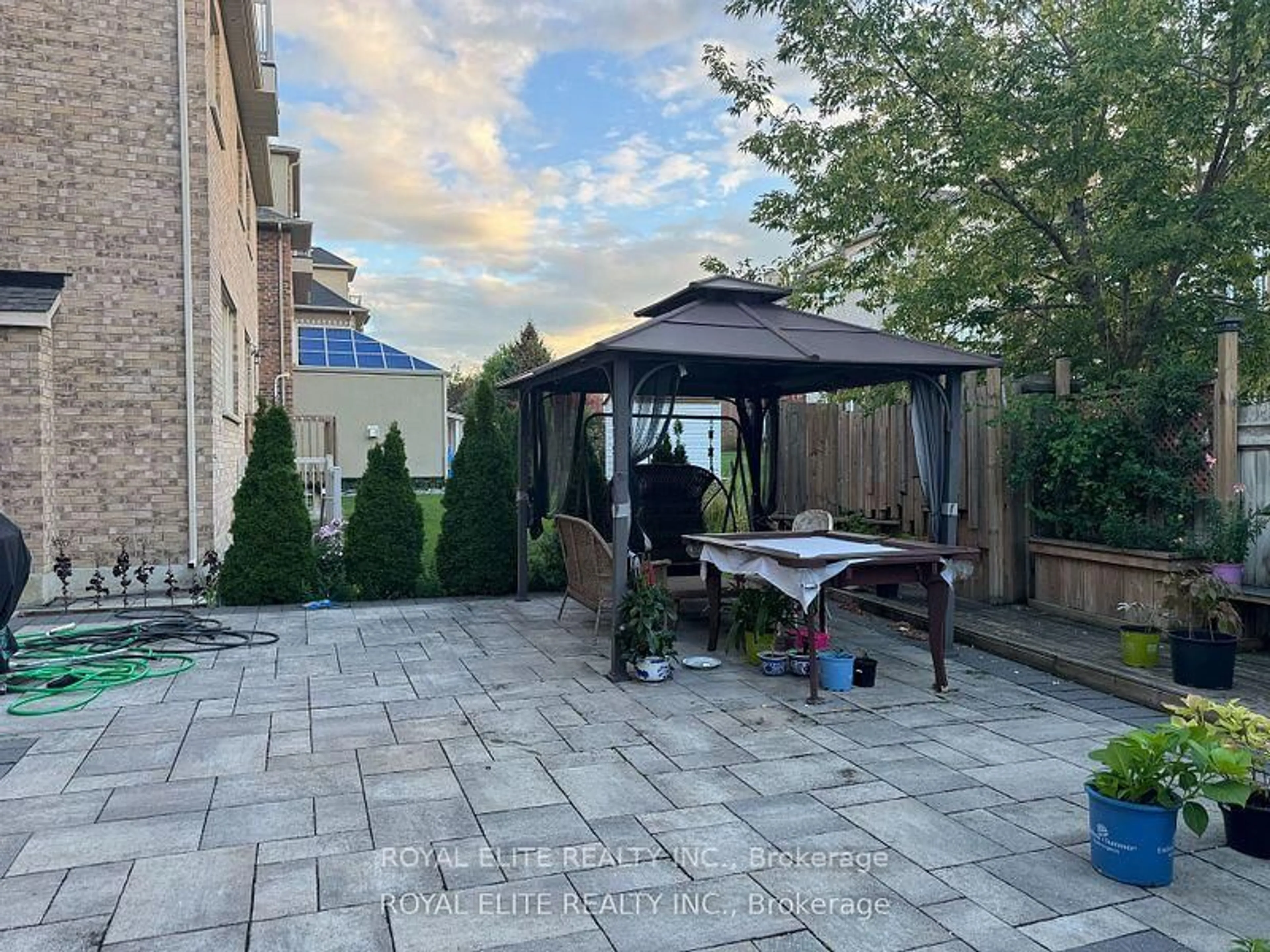 Patio, street for 18 Giardina Cres, Richmond Hill Ontario L4B 0G2