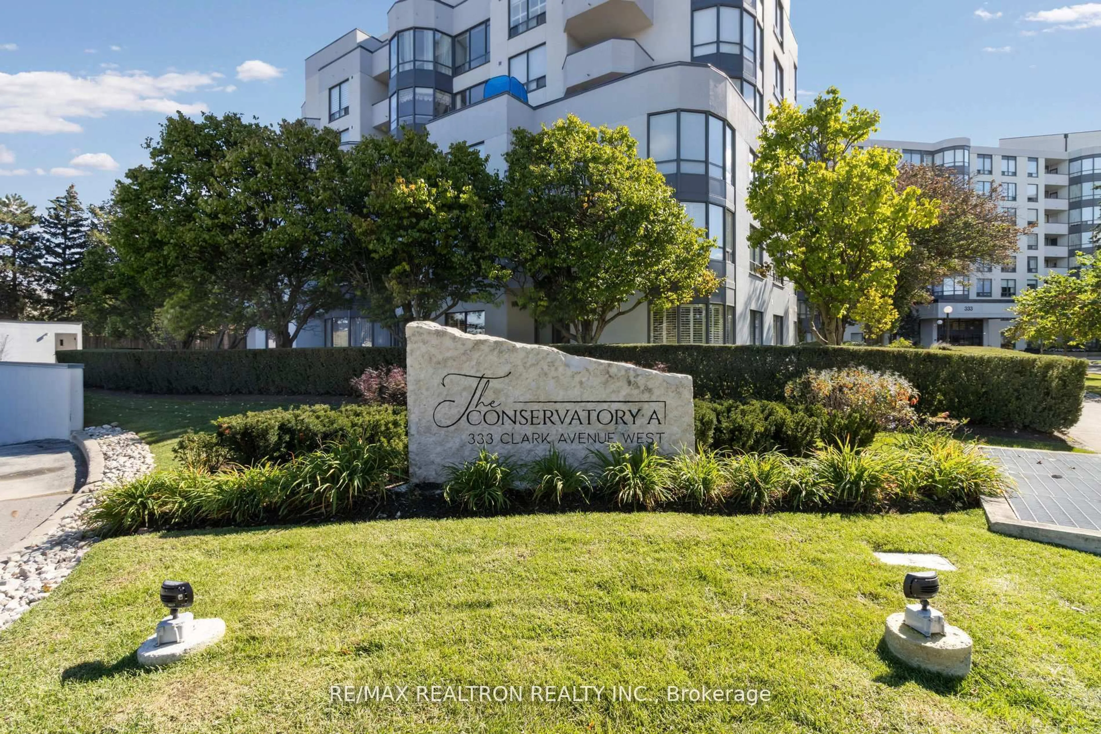 A pic from outside/outdoor area/front of a property/back of a property/a pic from drone, building for 333 Clark Ave #307, Vaughan Ontario L4J 7K4