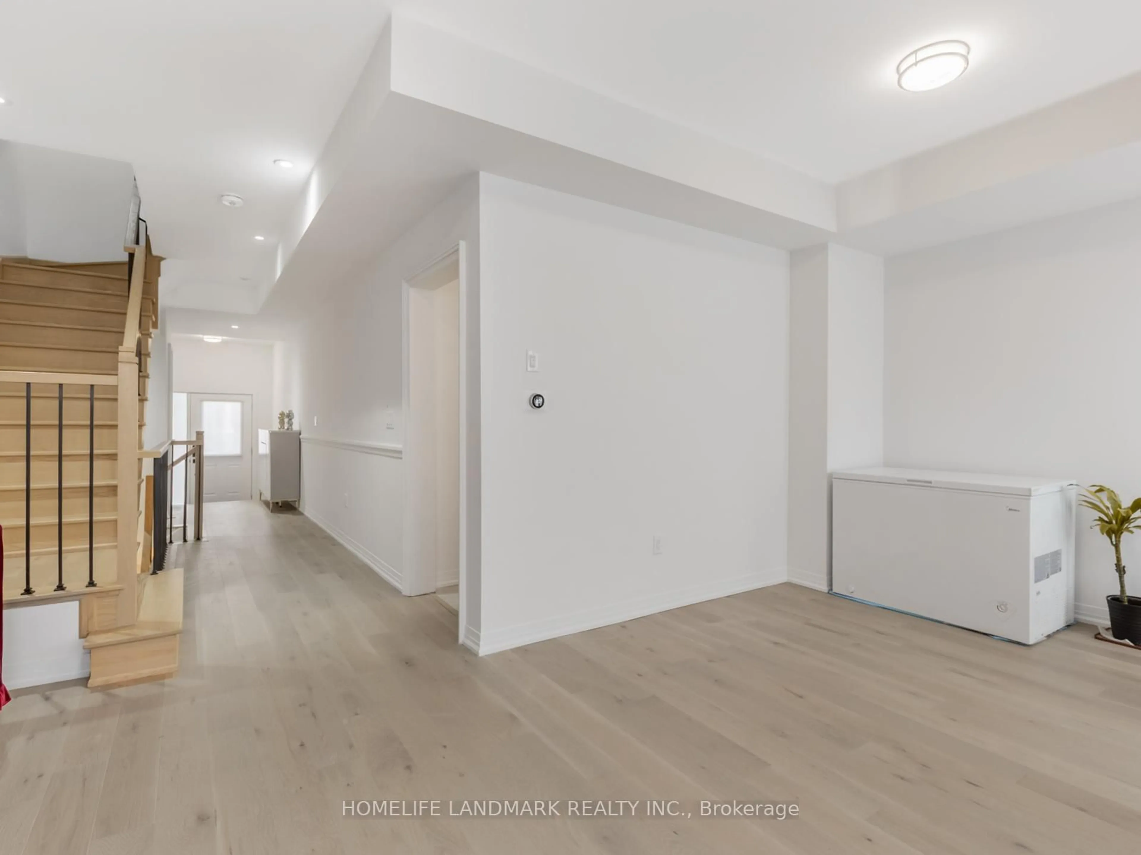 Indoor foyer for 9092 Woodbine Ave, Markham Ontario L3R 9W3