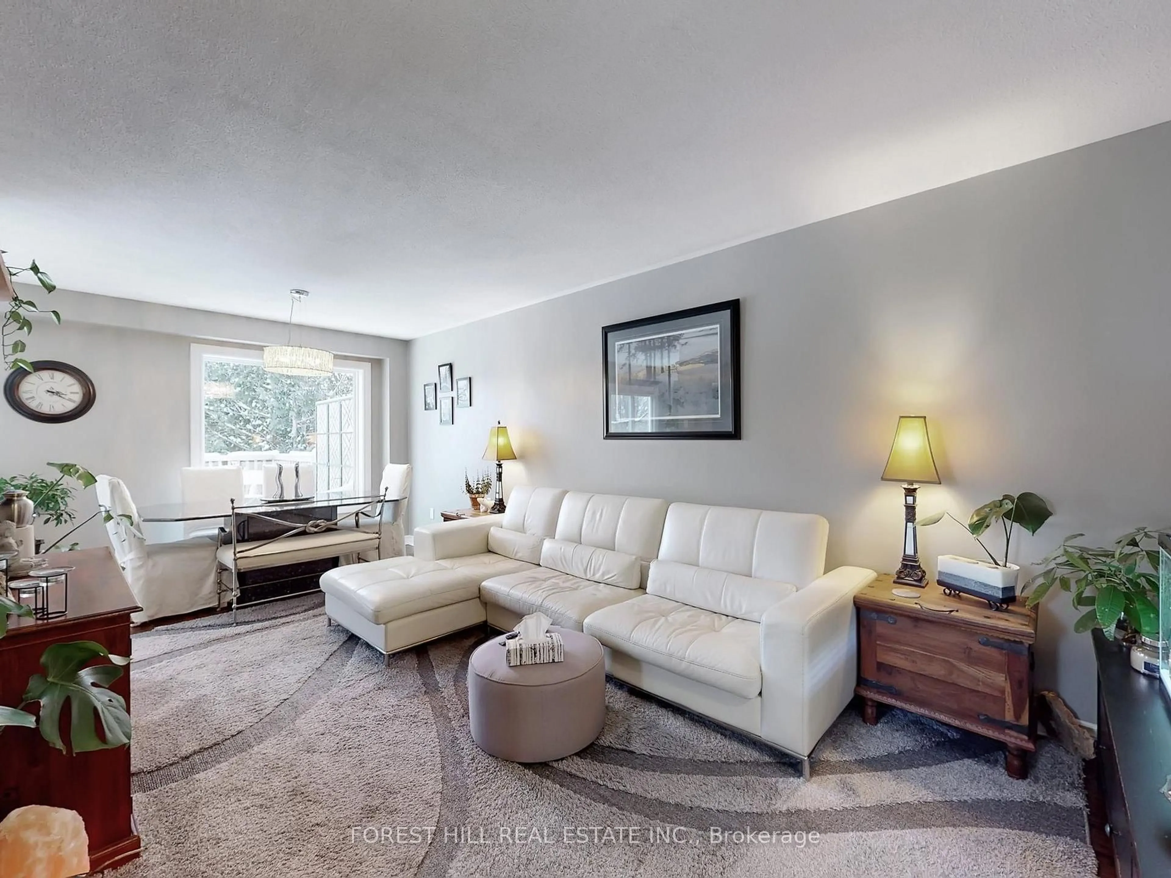 Living room with furniture, unknown for 16 Royal Cedar Crt, East Gwillimbury Ontario L9N 1R7