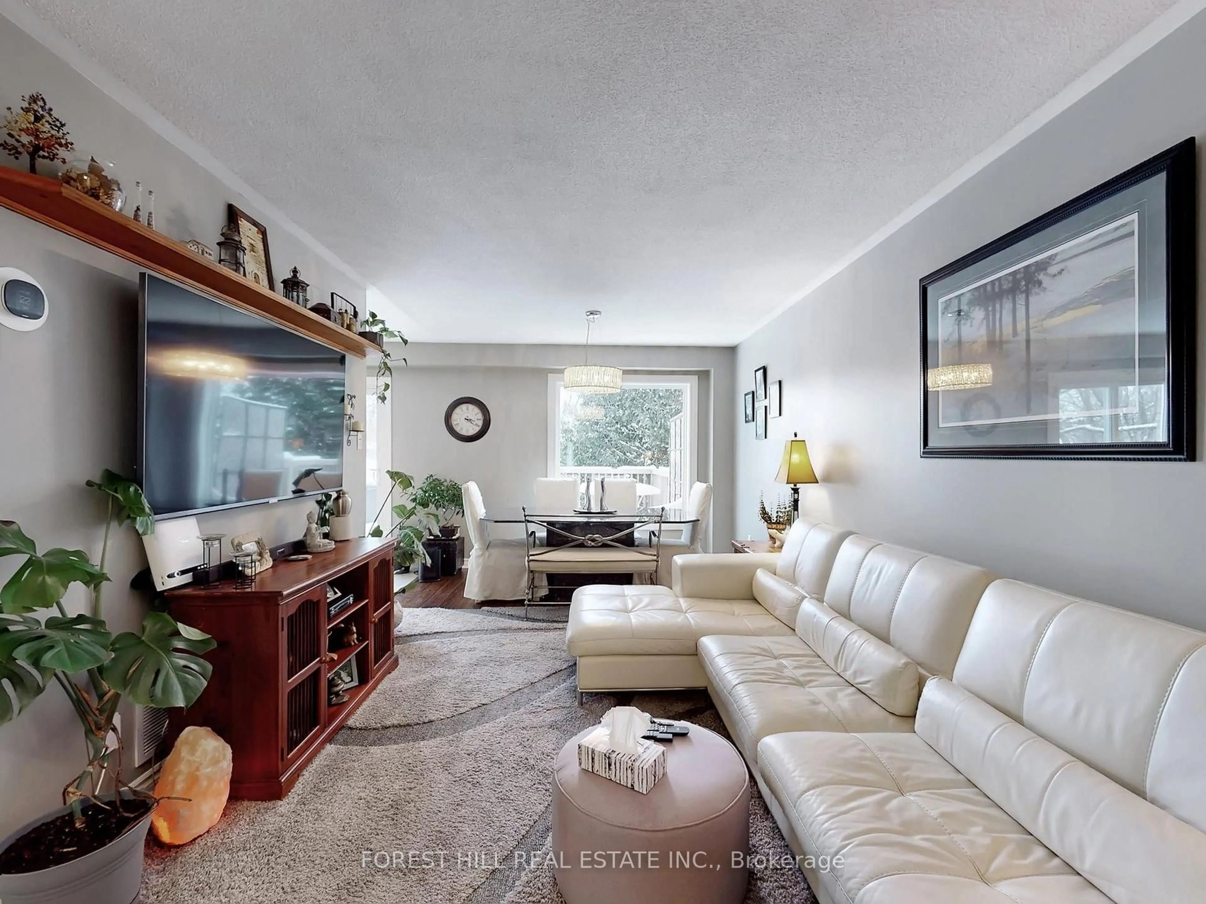 Living room with furniture, unknown for 16 Royal Cedar Crt, East Gwillimbury Ontario L9N 1R7