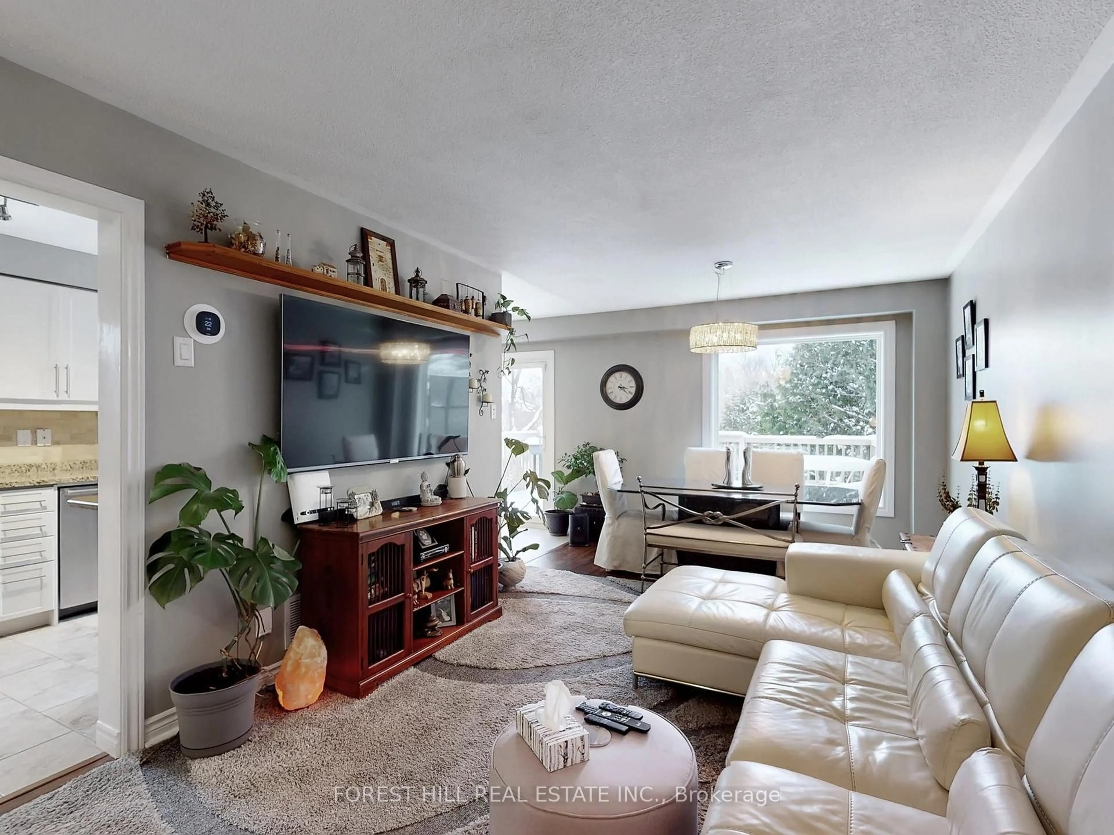 Living room with furniture, unknown for 16 Royal Cedar Crt, East Gwillimbury Ontario L9N 1R7