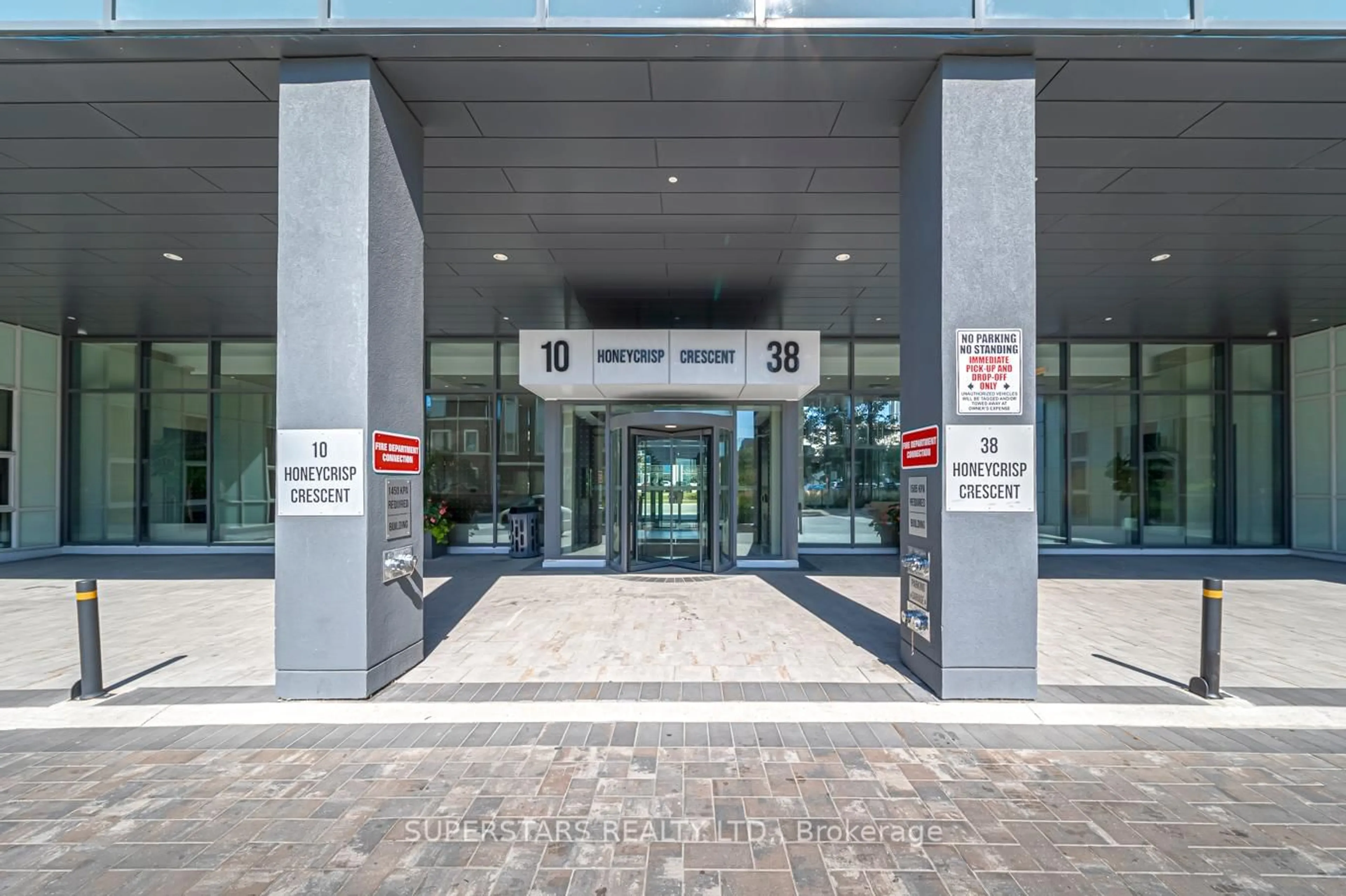 Indoor foyer for 38 Honeycrisp Cres #1003, Vaughan Ontario L4K 0M8