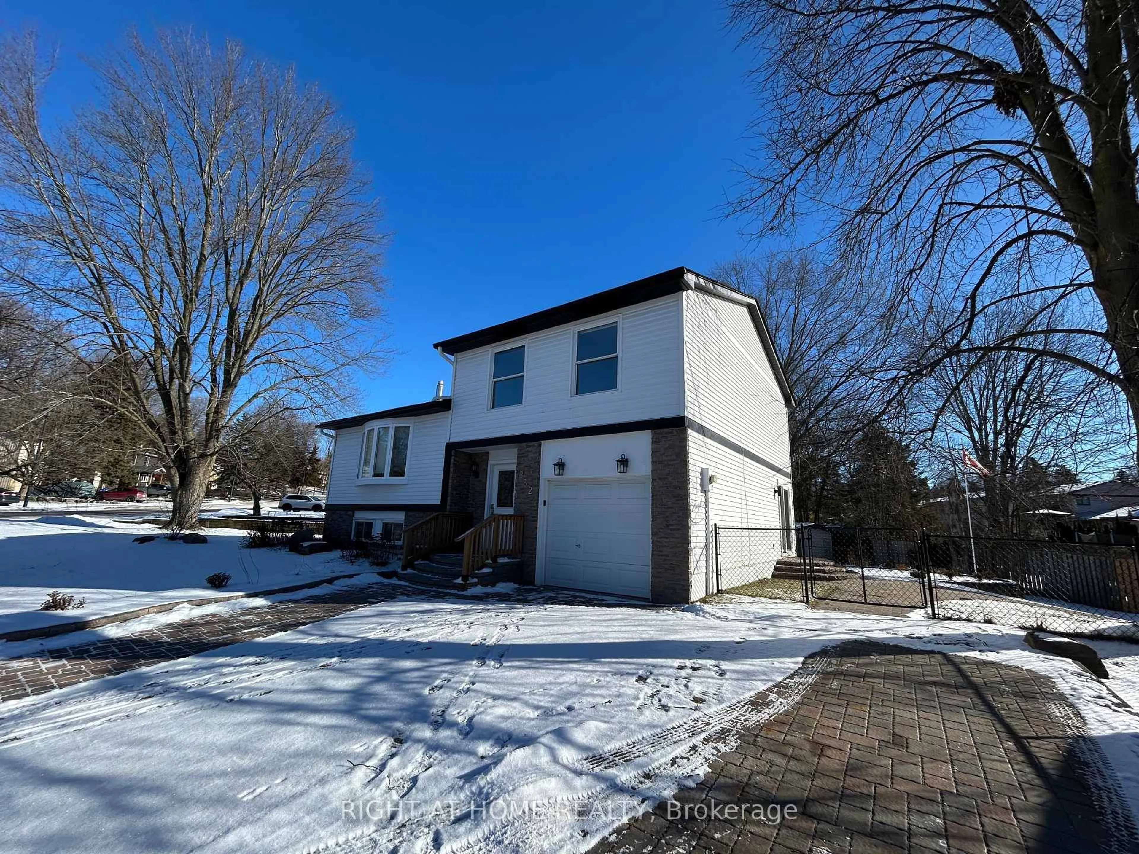 A pic from outside/outdoor area/front of a property/back of a property/a pic from drone, street for 832 Boronia Cres, Newmarket Ontario L3Y 5J9