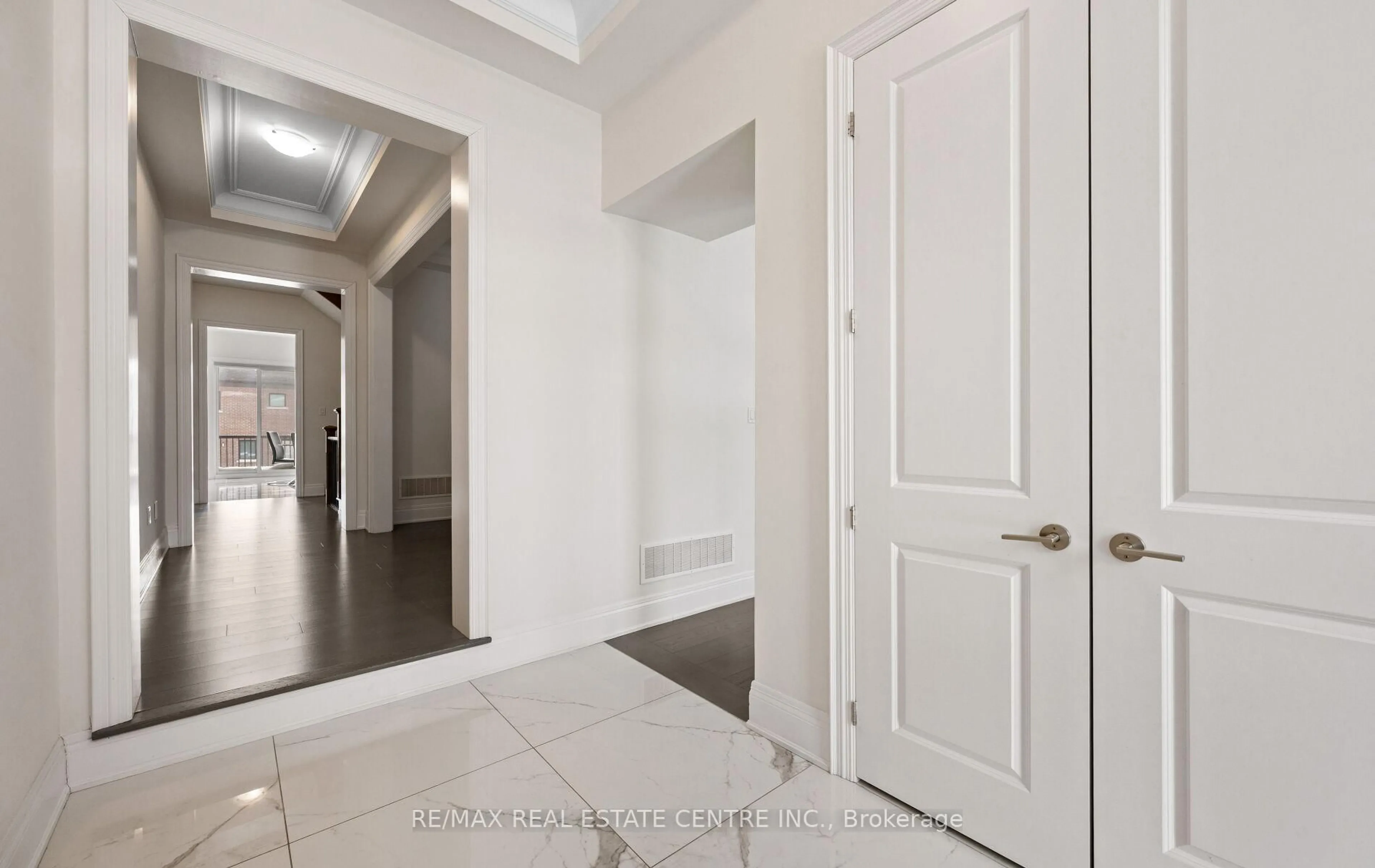 Indoor entryway for 160 Wainfleet Cres, Vaughan Ontario L3L 0E6
