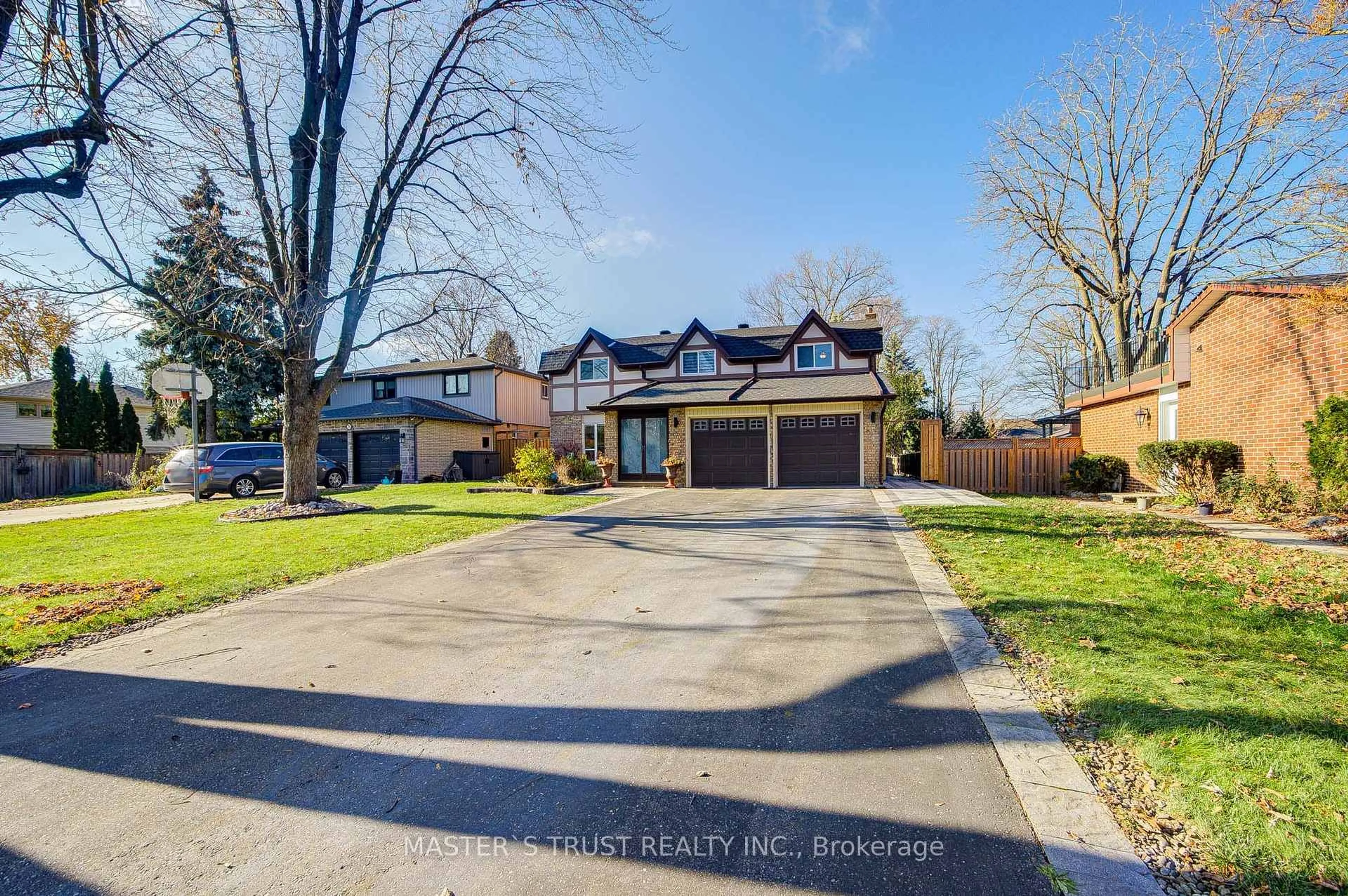 A pic from outside/outdoor area/front of a property/back of a property/a pic from drone, street for 72 Rose Way, Markham Ontario L3P 3S6