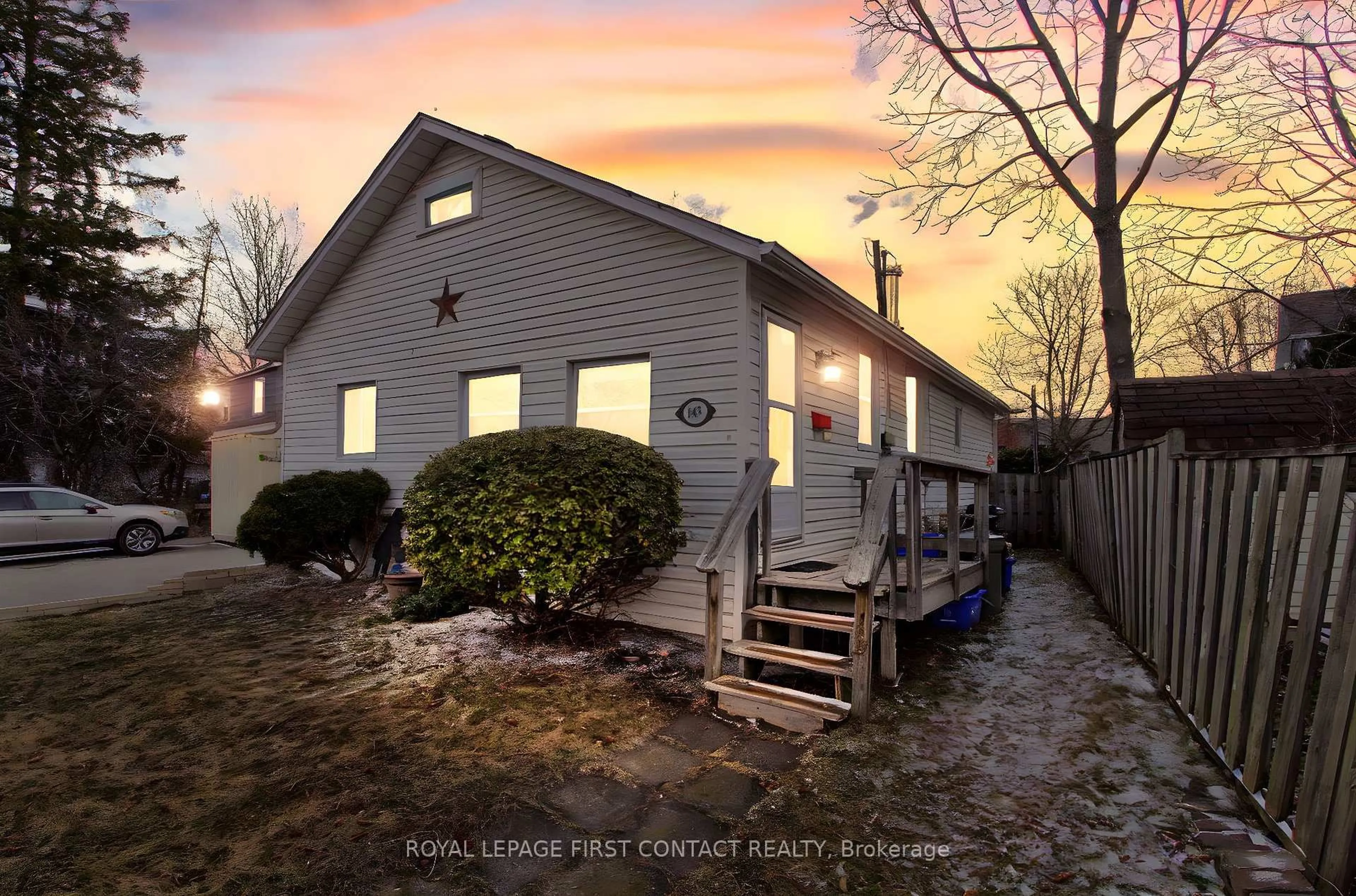 A pic from outside/outdoor area/front of a property/back of a property/a pic from drone, street for 145 Wesley St, Newmarket Ontario L3Y 3N9