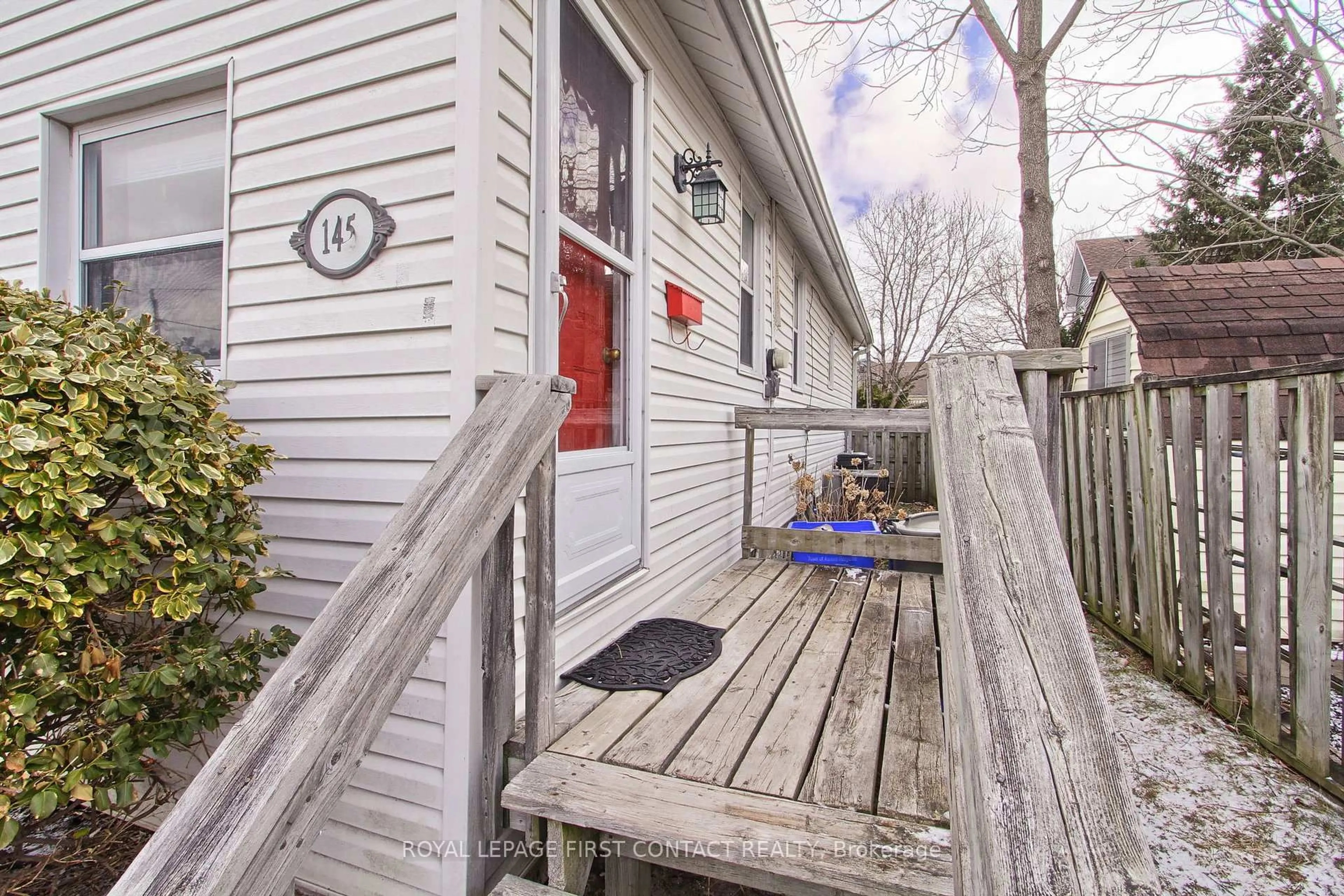 Patio, street for 145 Wesley St, Newmarket Ontario L3Y 3N9