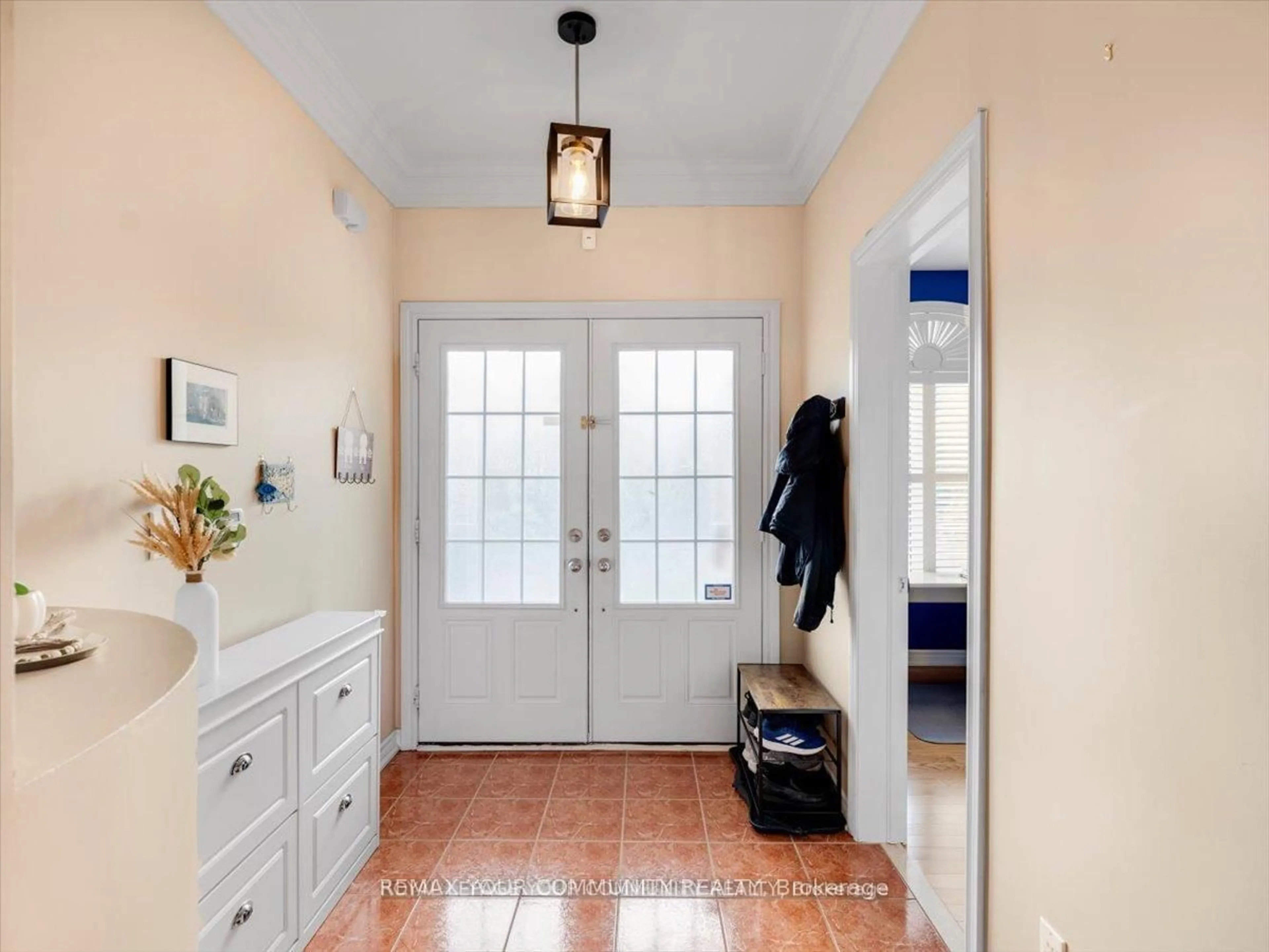 Indoor entryway for 9 Heaney Crt, Aurora Ontario L4G 0J7