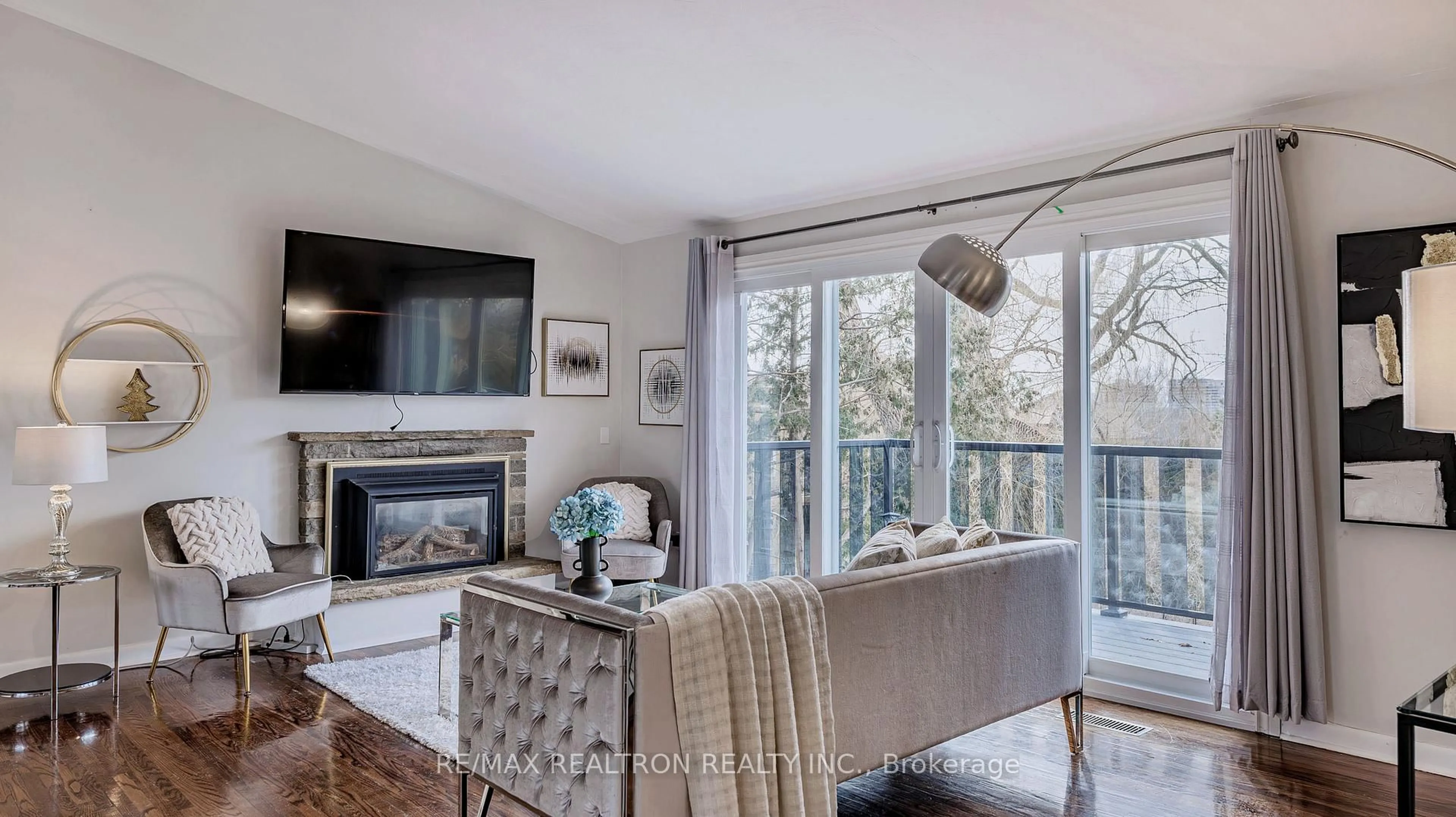 Living room with furniture, wood/laminate floor for 292 Essex Ave, Richmond Hill Ontario L4C 2C2