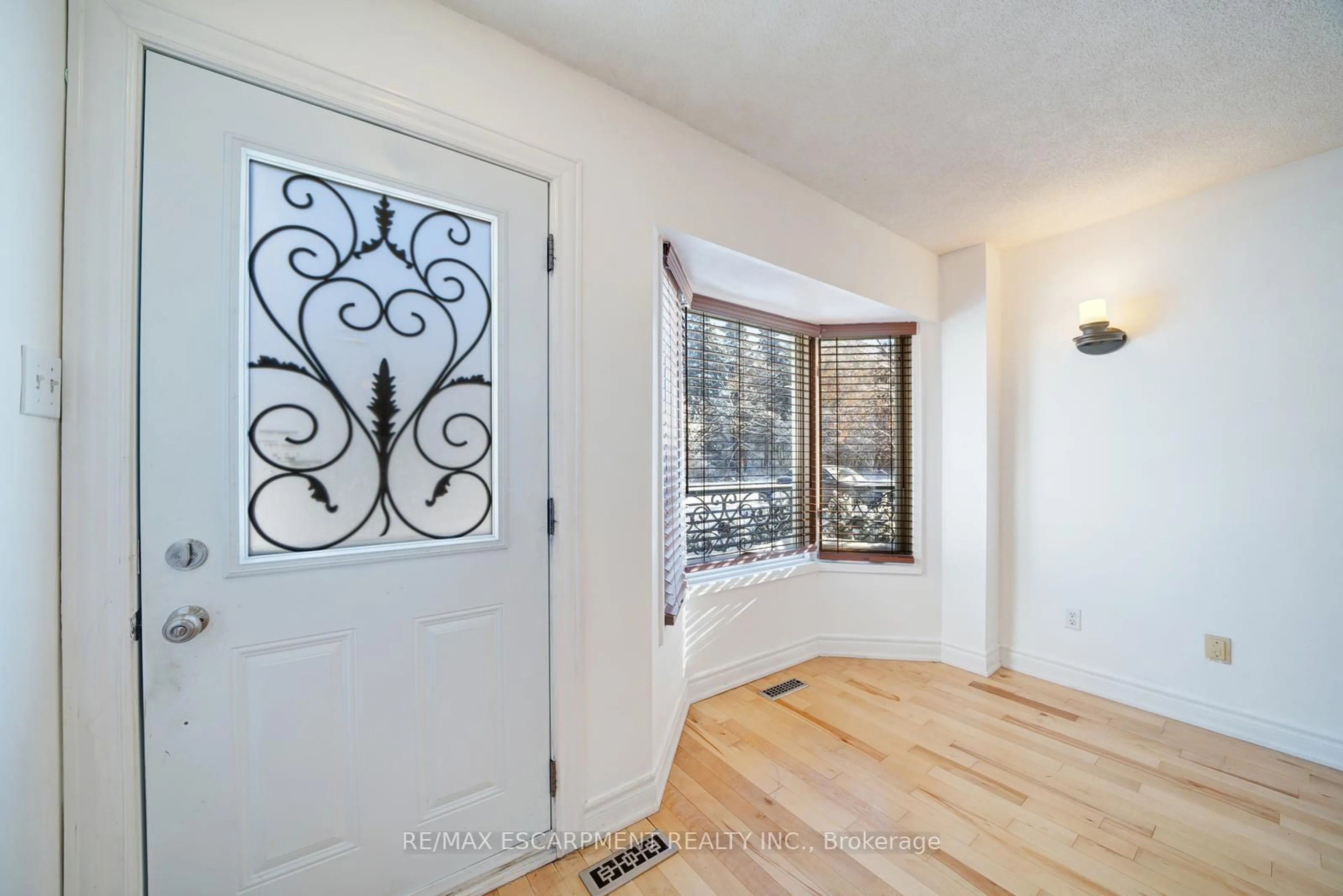 Indoor entryway for 108 Olde Bayview Ave, Richmond Hill Ontario L4E 3C7