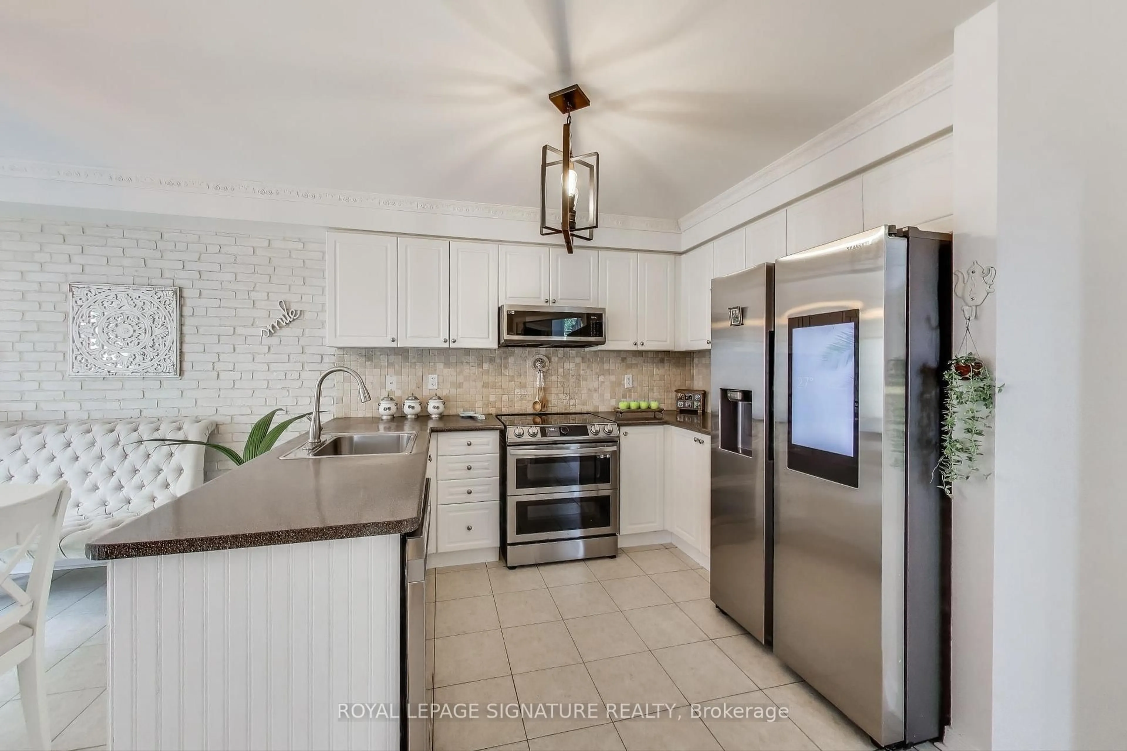 Open concept kitchen, ceramic/tile floor for 65 Red River Cres, Newmarket Ontario L3X 2X2