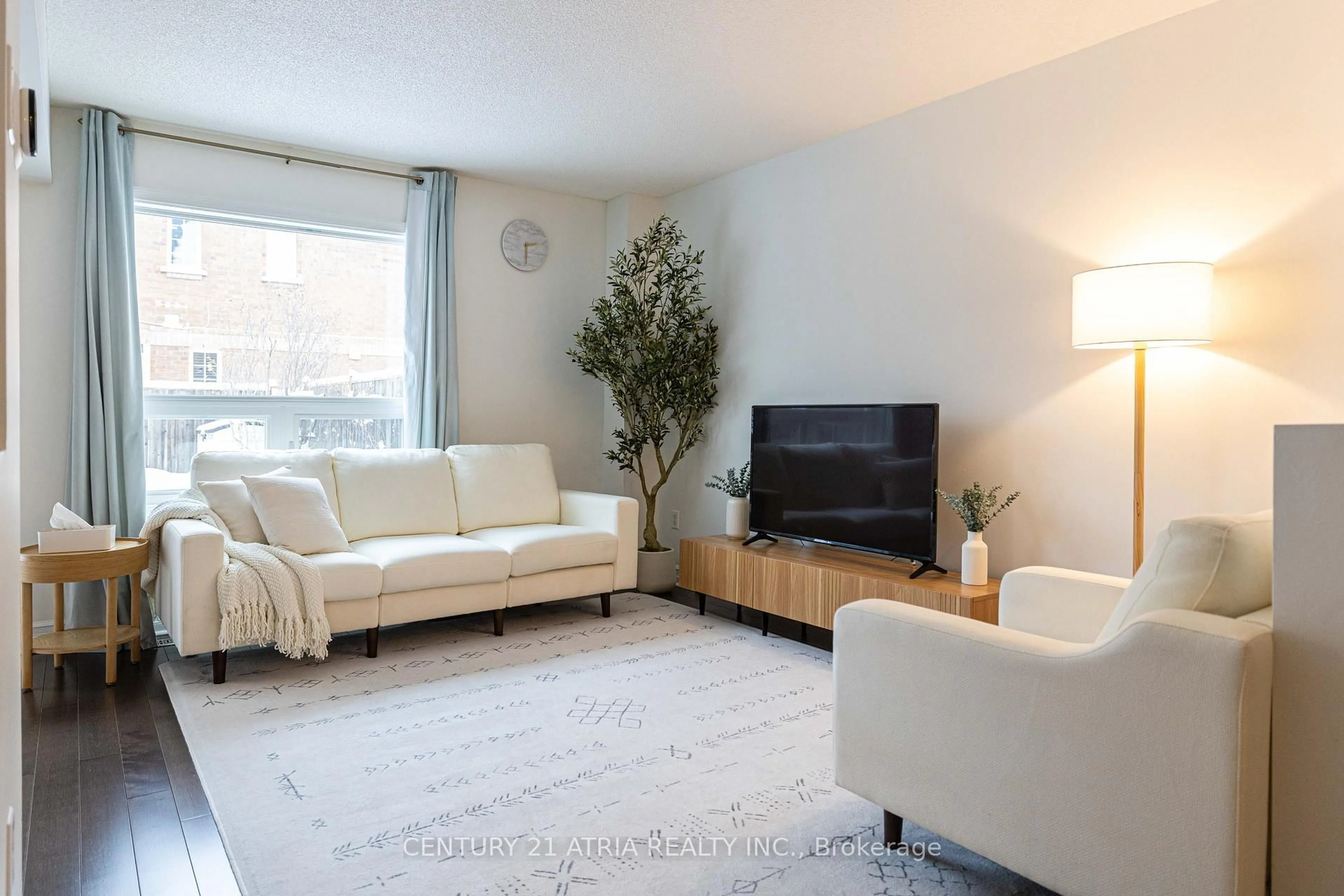 Living room with furniture, unknown for 56 Royal chapin Cres, Richmond Hill Ontario L4S 2A7