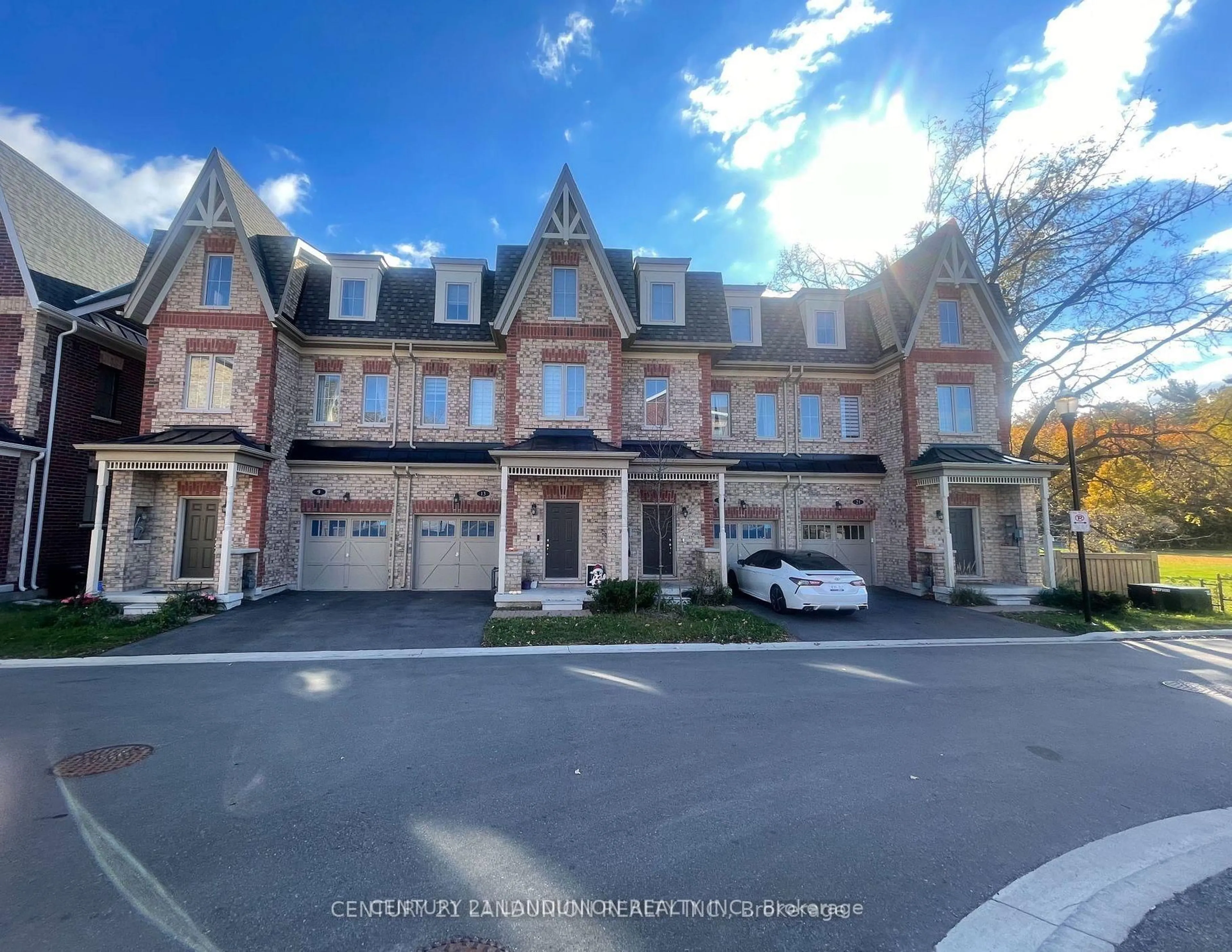 A pic from outside/outdoor area/front of a property/back of a property/a pic from drone, street for 17 McConaghy Crt, Vaughan Ontario L6A 5C1