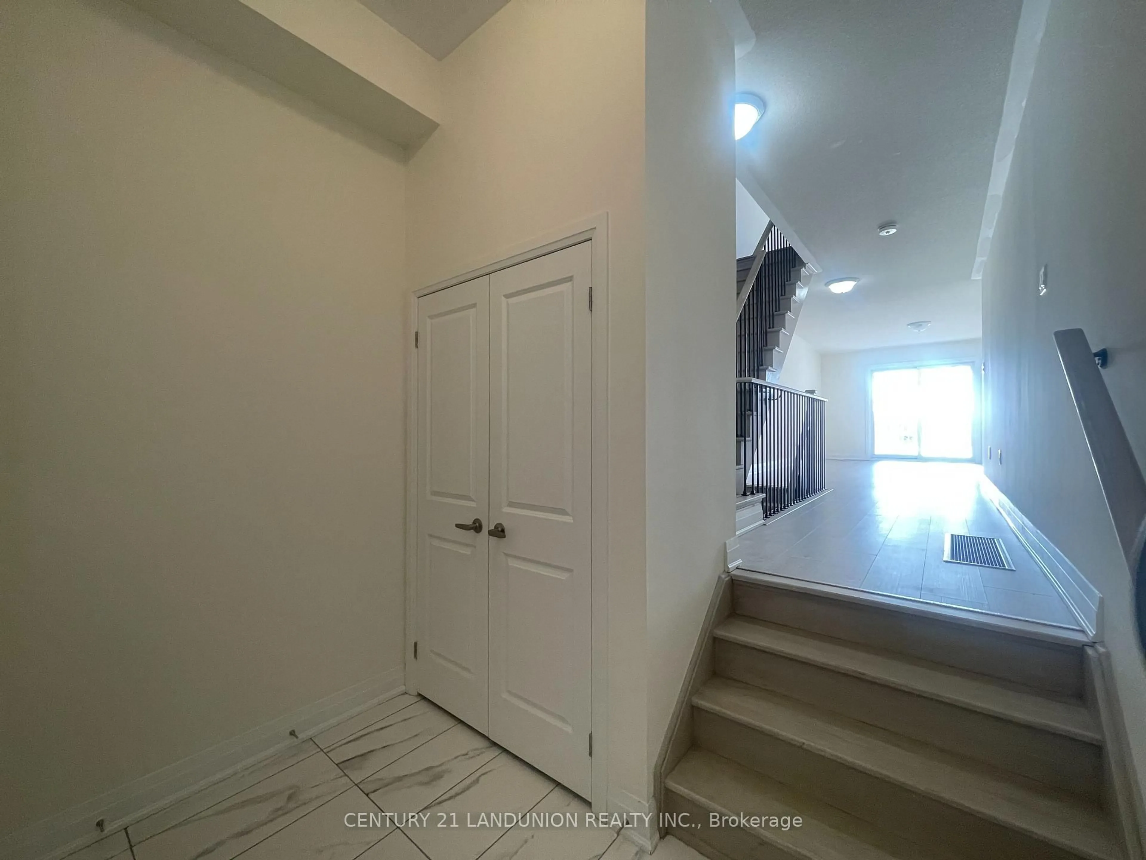 Unknown for 17 McConaghy Crt, Vaughan Ontario L6A 5C1