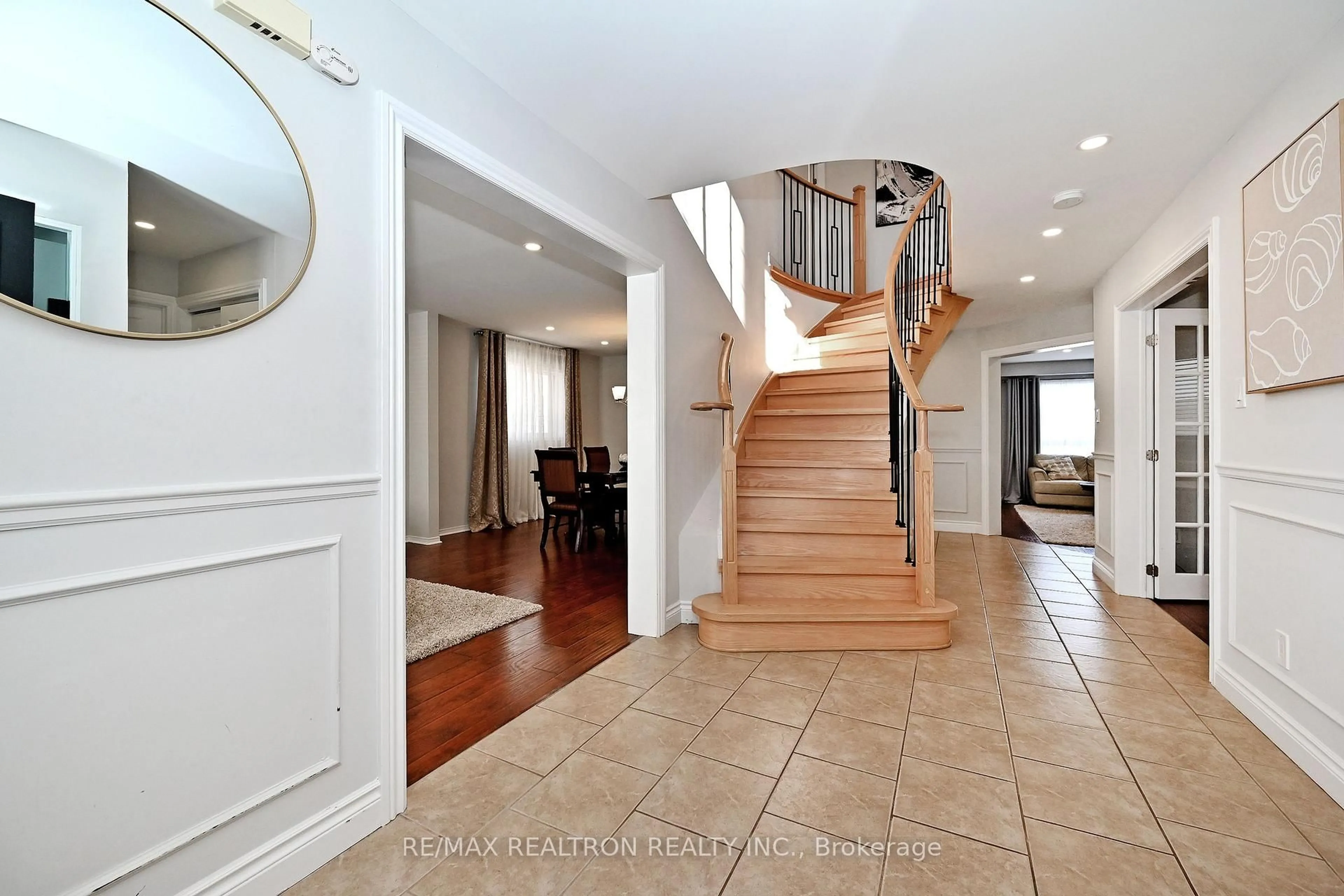 Indoor entryway for 1128 Corrie St, Innisfil Ontario L9S 1W9