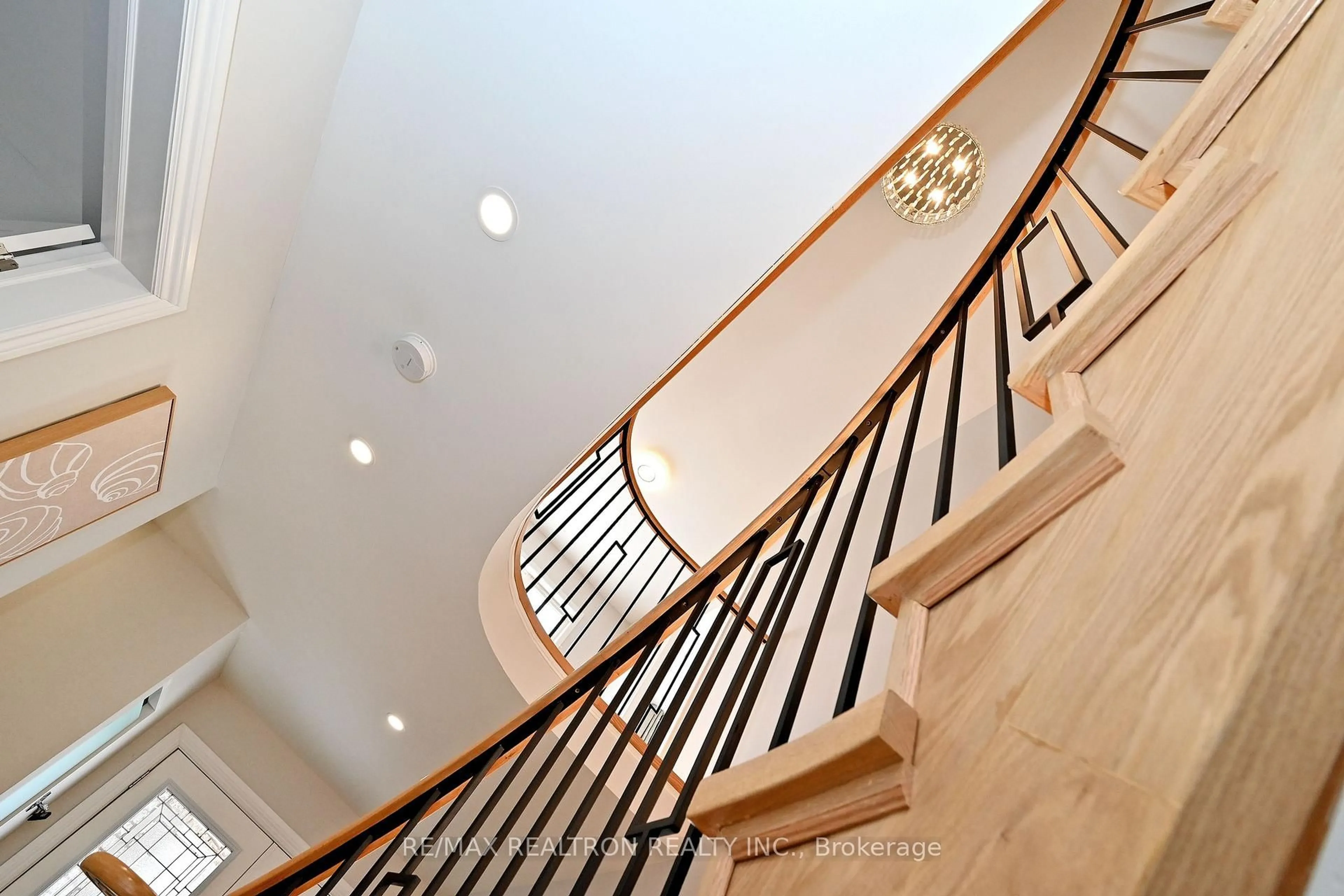 Stairs for 1128 Corrie St, Innisfil Ontario L9S 1W9