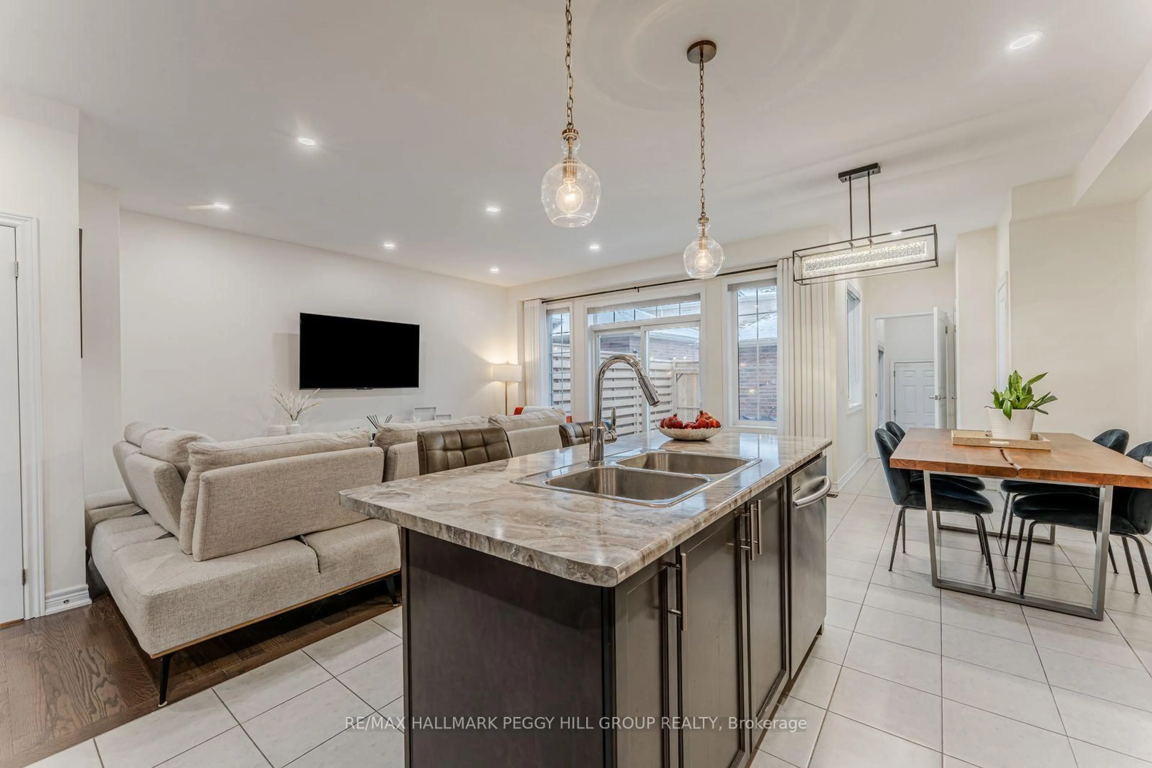 Open concept kitchen, ceramic/tile floor for 19834 Leslie St, East Gwillimbury Ontario L9N 0S2