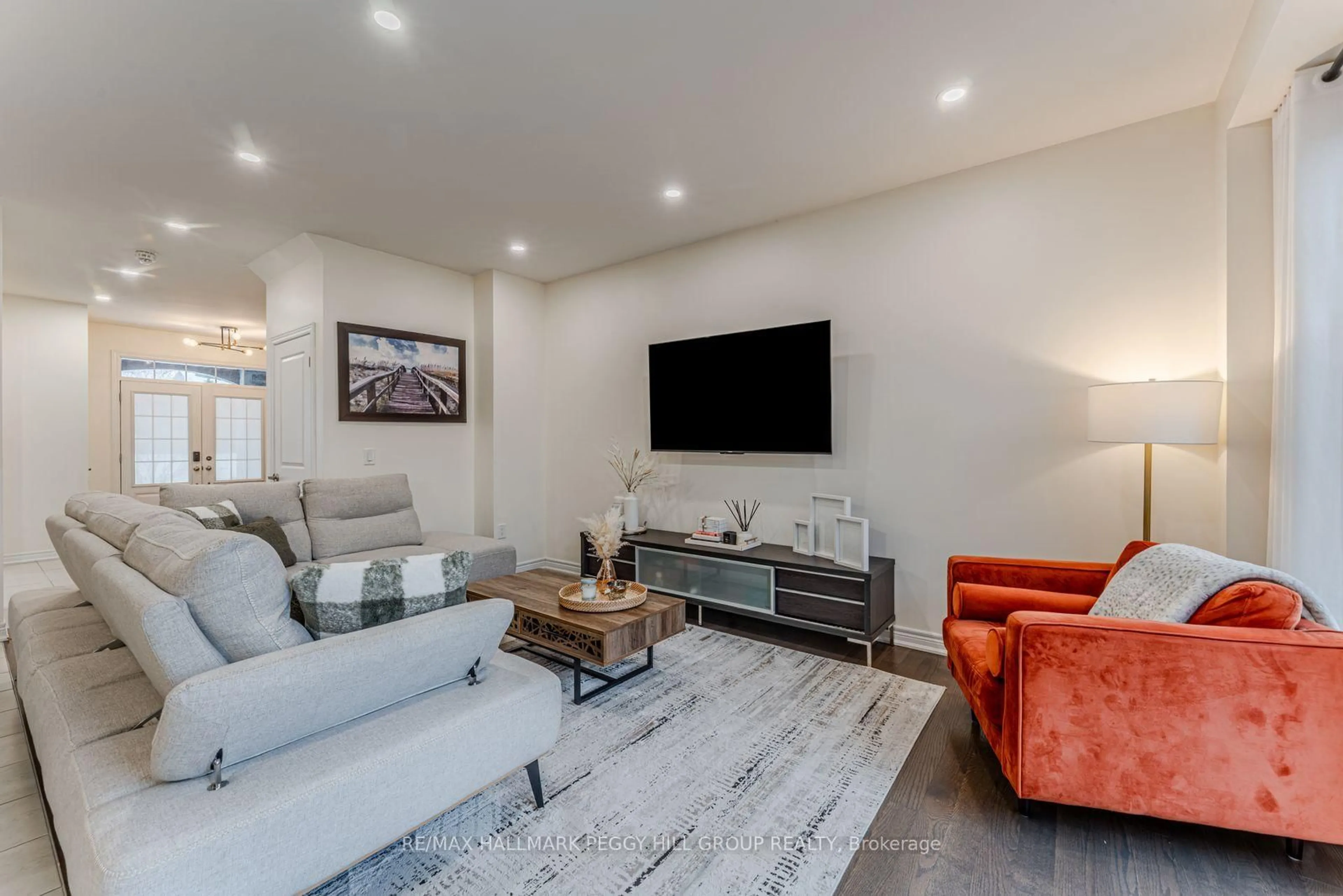 Living room with furniture, unknown for 19834 Leslie St, East Gwillimbury Ontario L9N 0S2