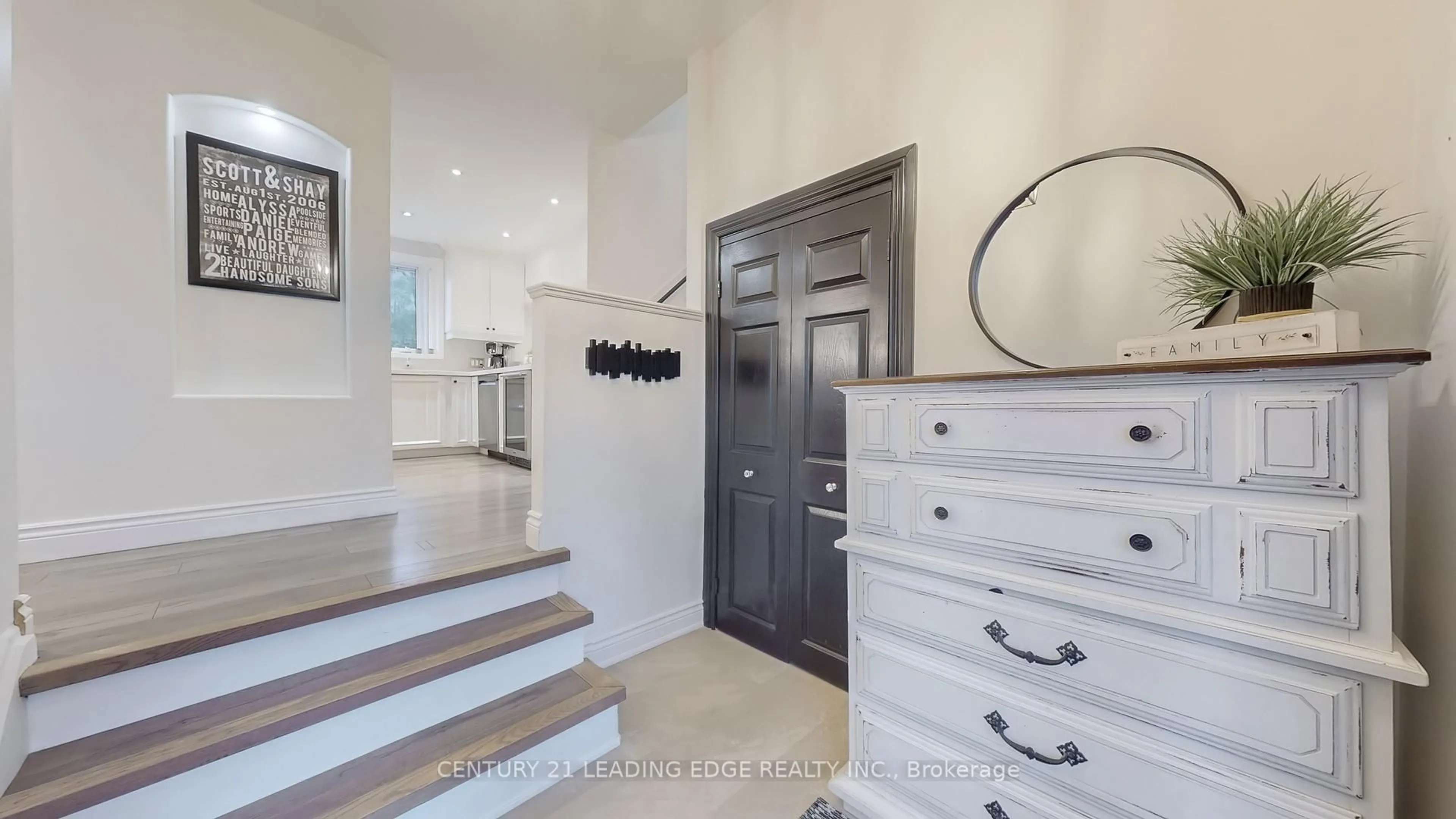 Indoor entryway for 263 North St, Whitchurch-Stouffville Ontario L4A 4Z8