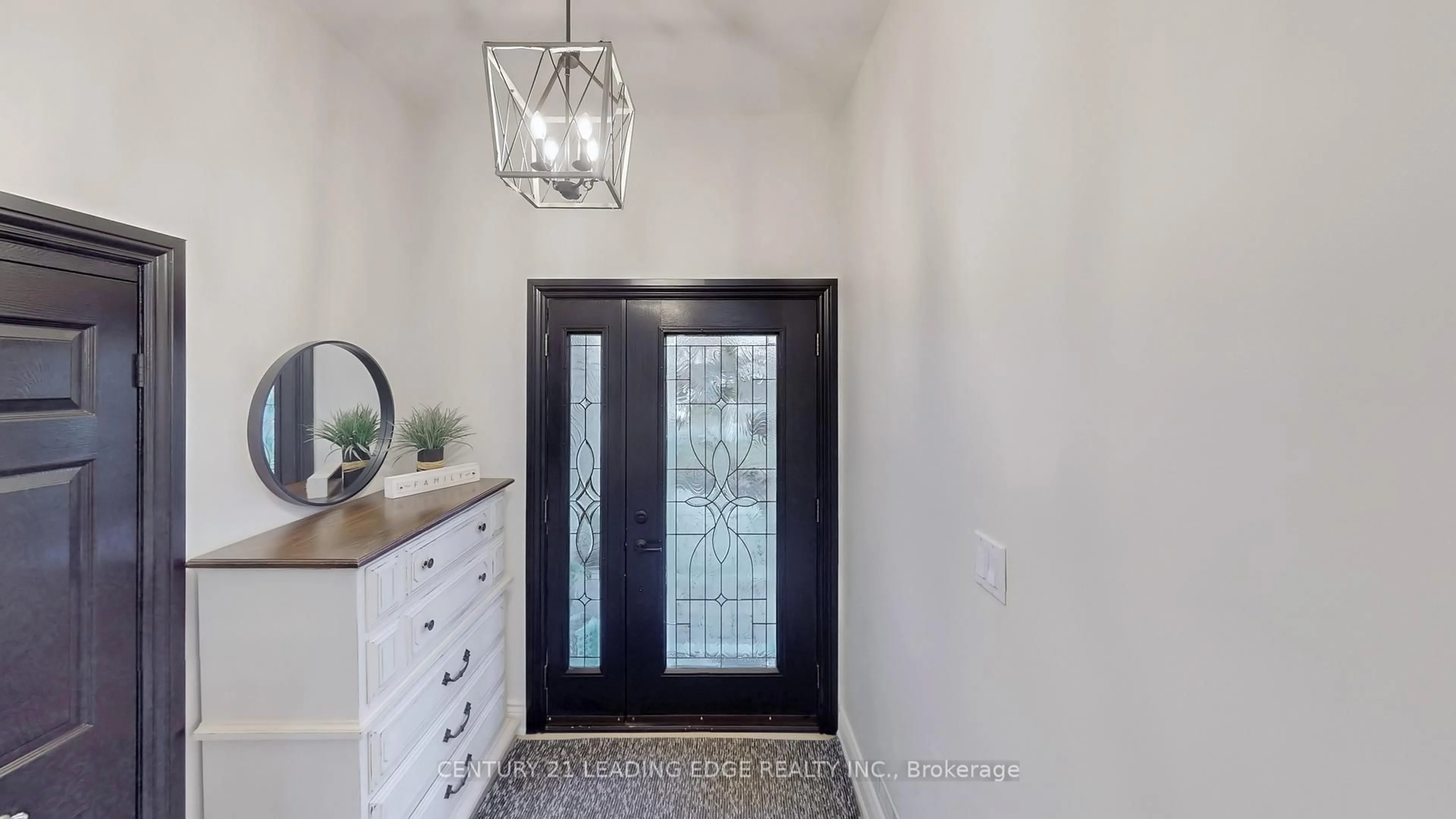 Indoor entryway for 263 North St, Whitchurch-Stouffville Ontario L4A 4Z8