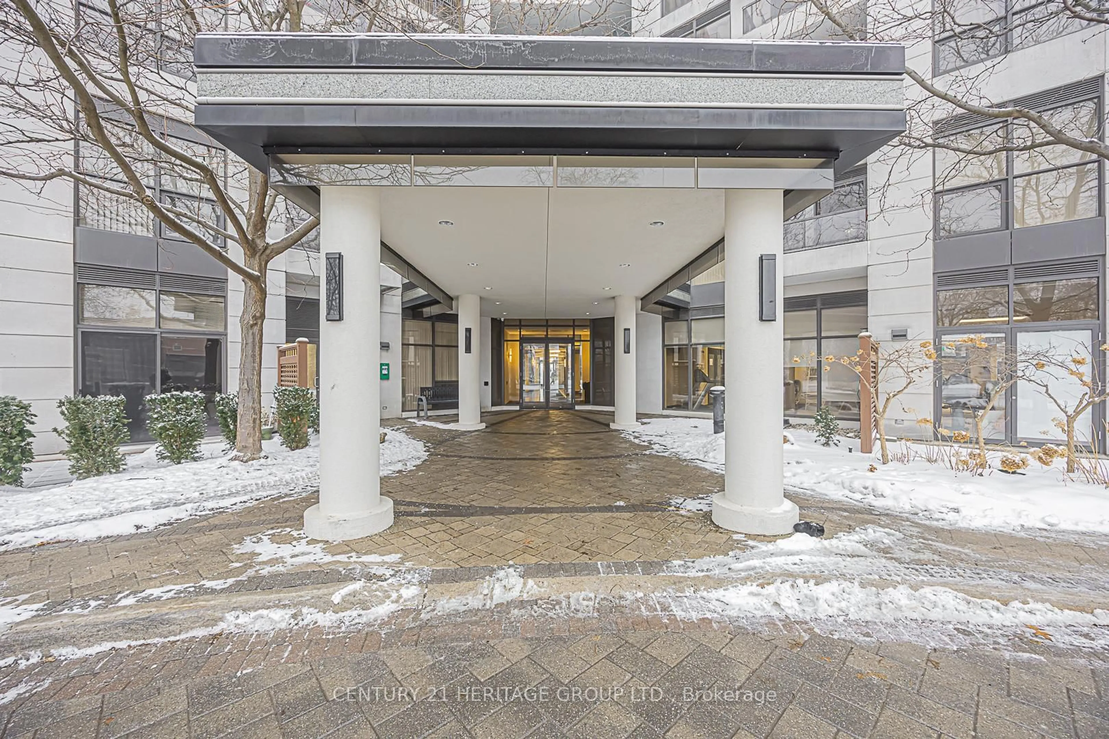 Indoor foyer for 18 Harding Blvd #818, Richmond Hill Ontario L4C 0T3