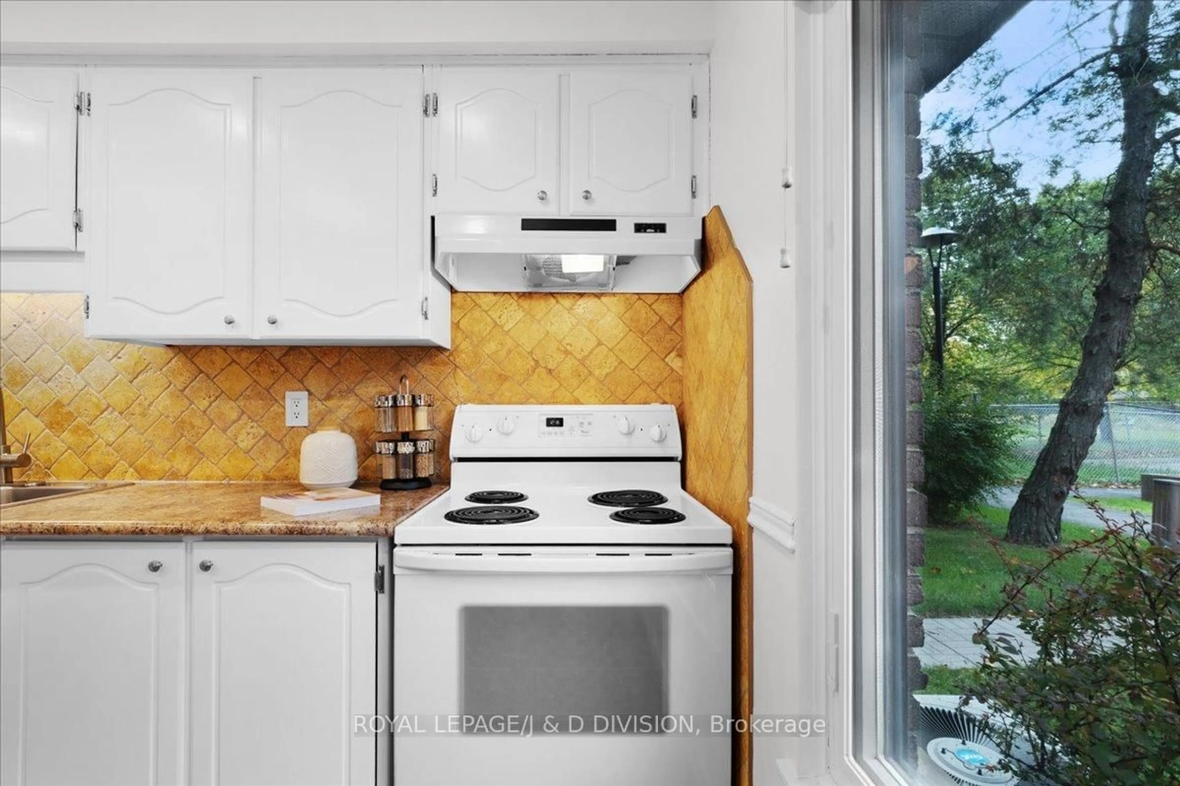 Standard kitchen, ceramic/tile floor for 189 Springhead Gdns #61, Richmond Hill Ontario L4C 5C7