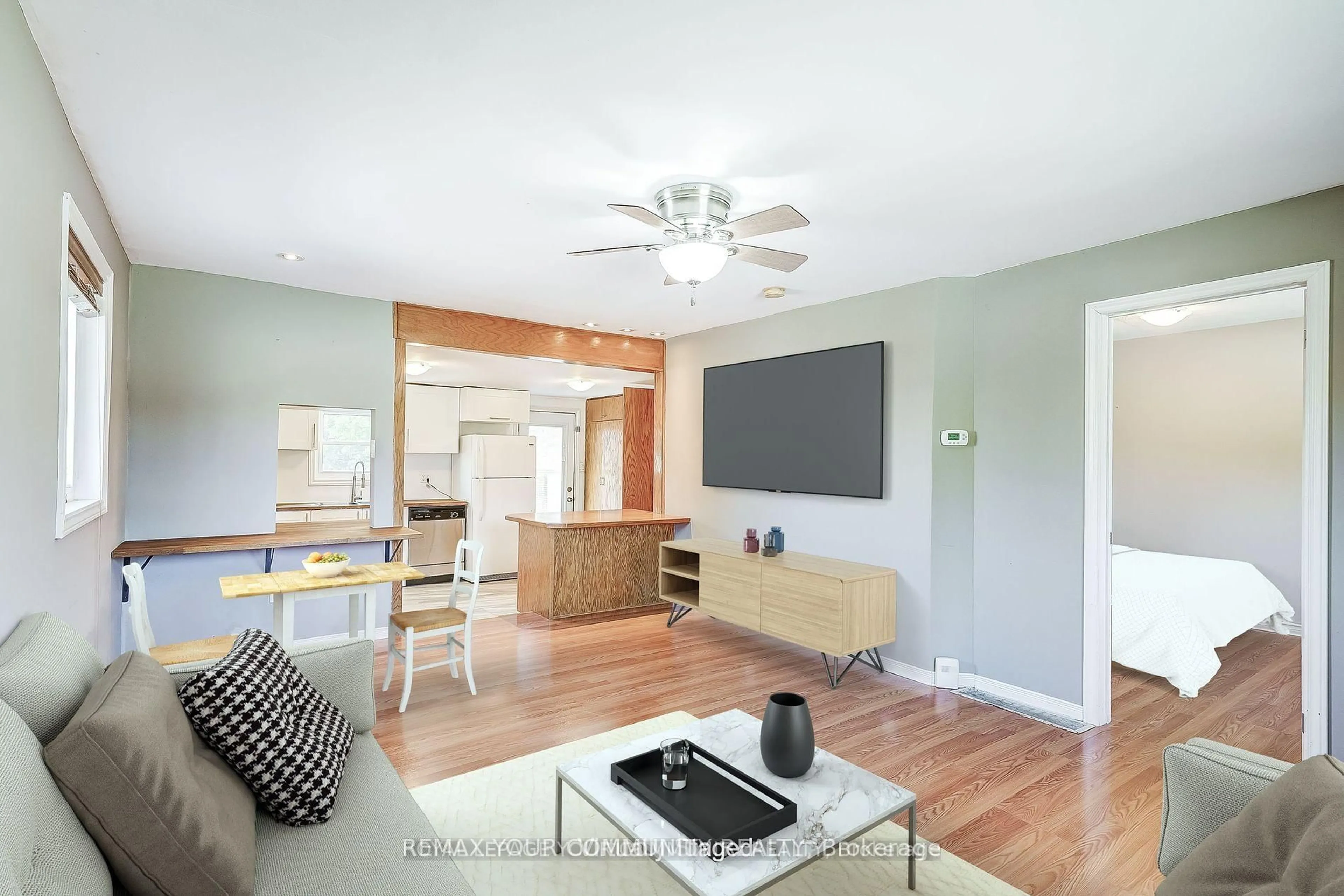 Living room with furniture, wood/laminate floor for 39 Drury St, Bradford West Gwillimbury Ontario L3Z 1W9