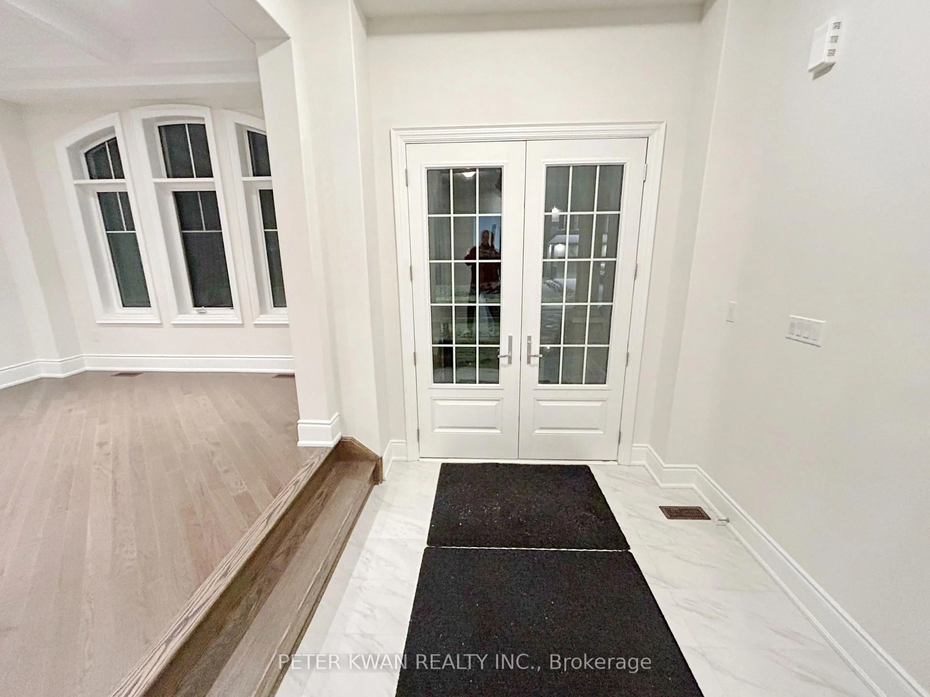 Indoor entryway for 72 Silk Twist Dr, East Gwillimbury Ontario L9N 0W4