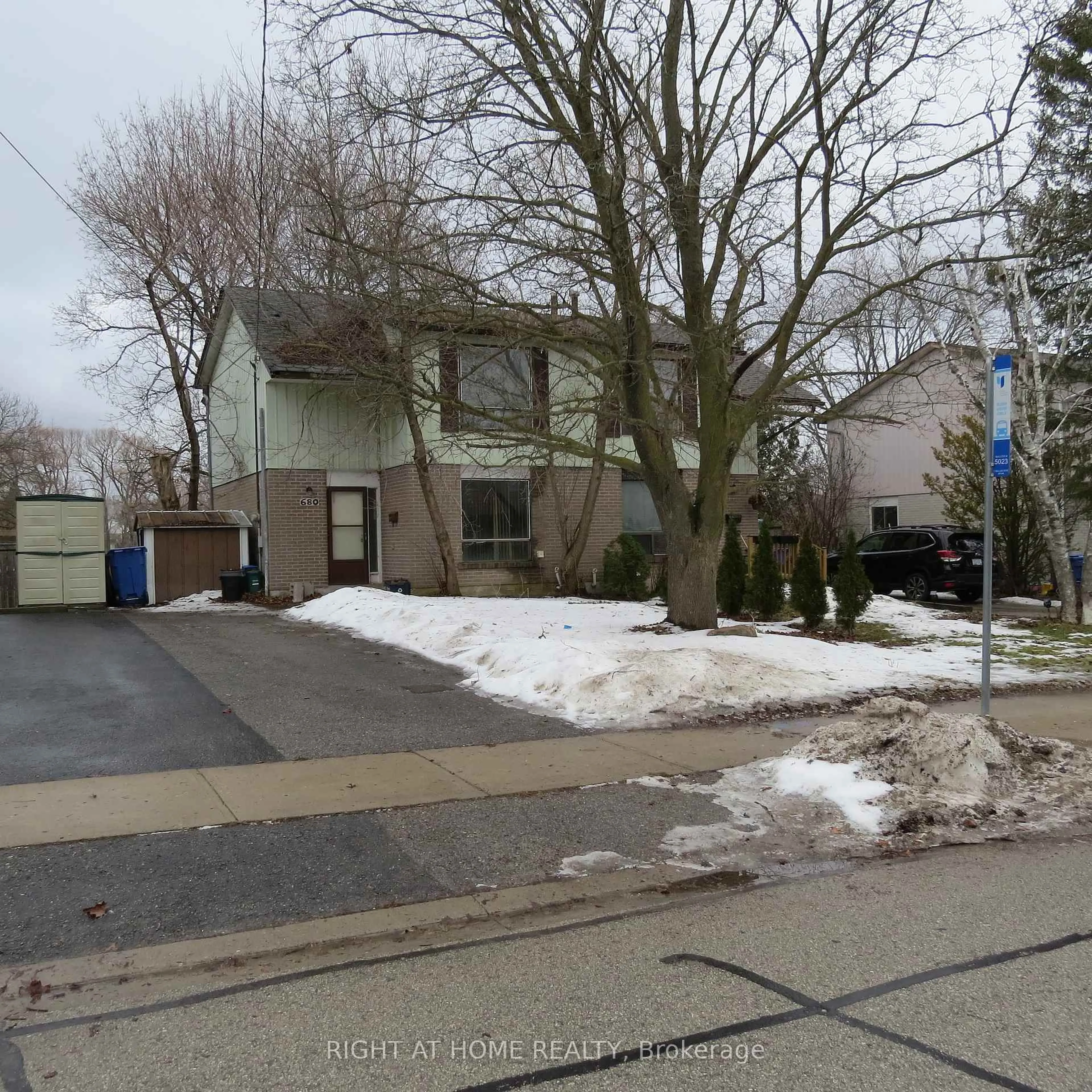 Unknown for 680 Elgin St, Newmarket Ontario L3Y 3B4