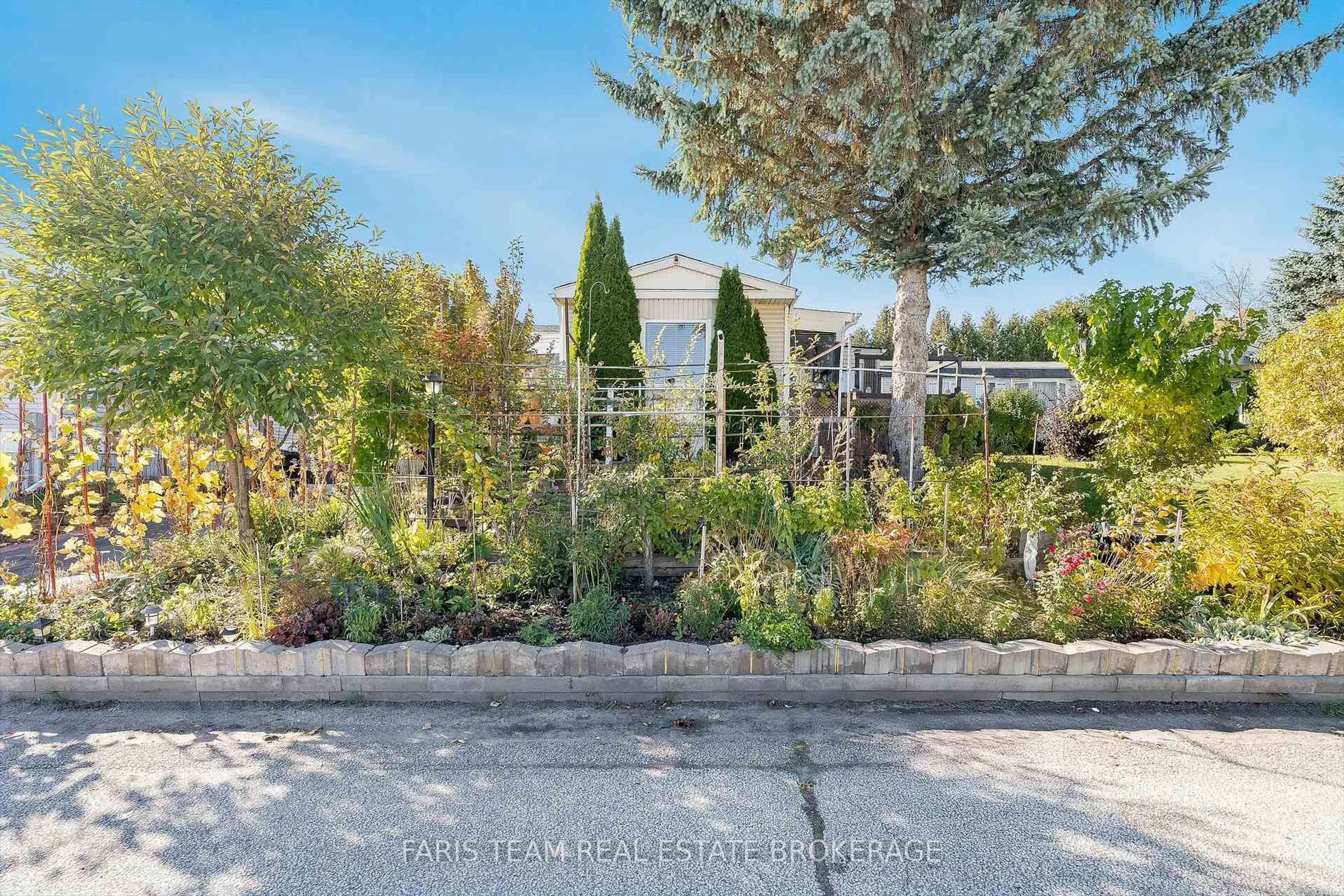 A pic from outside/outdoor area/front of a property/back of a property/a pic from drone, street for 13 Sunrise Circ, Bradford West Gwillimbury Ontario L3Z 2A5