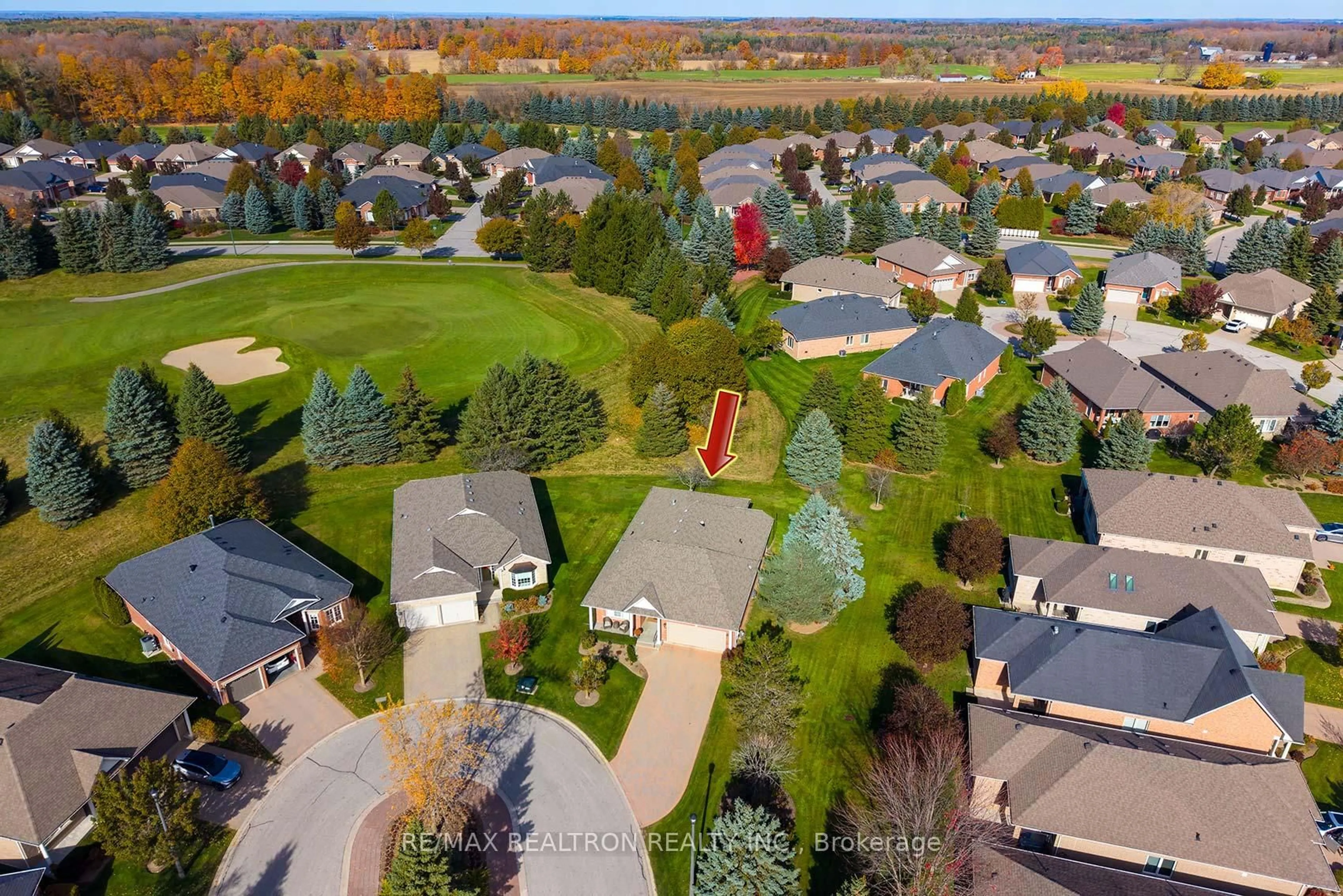 A pic from outside/outdoor area/front of a property/back of a property/a pic from drone, unknown for 26 Hagen Hollow, Whitchurch-Stouffville Ontario L4A 1N3