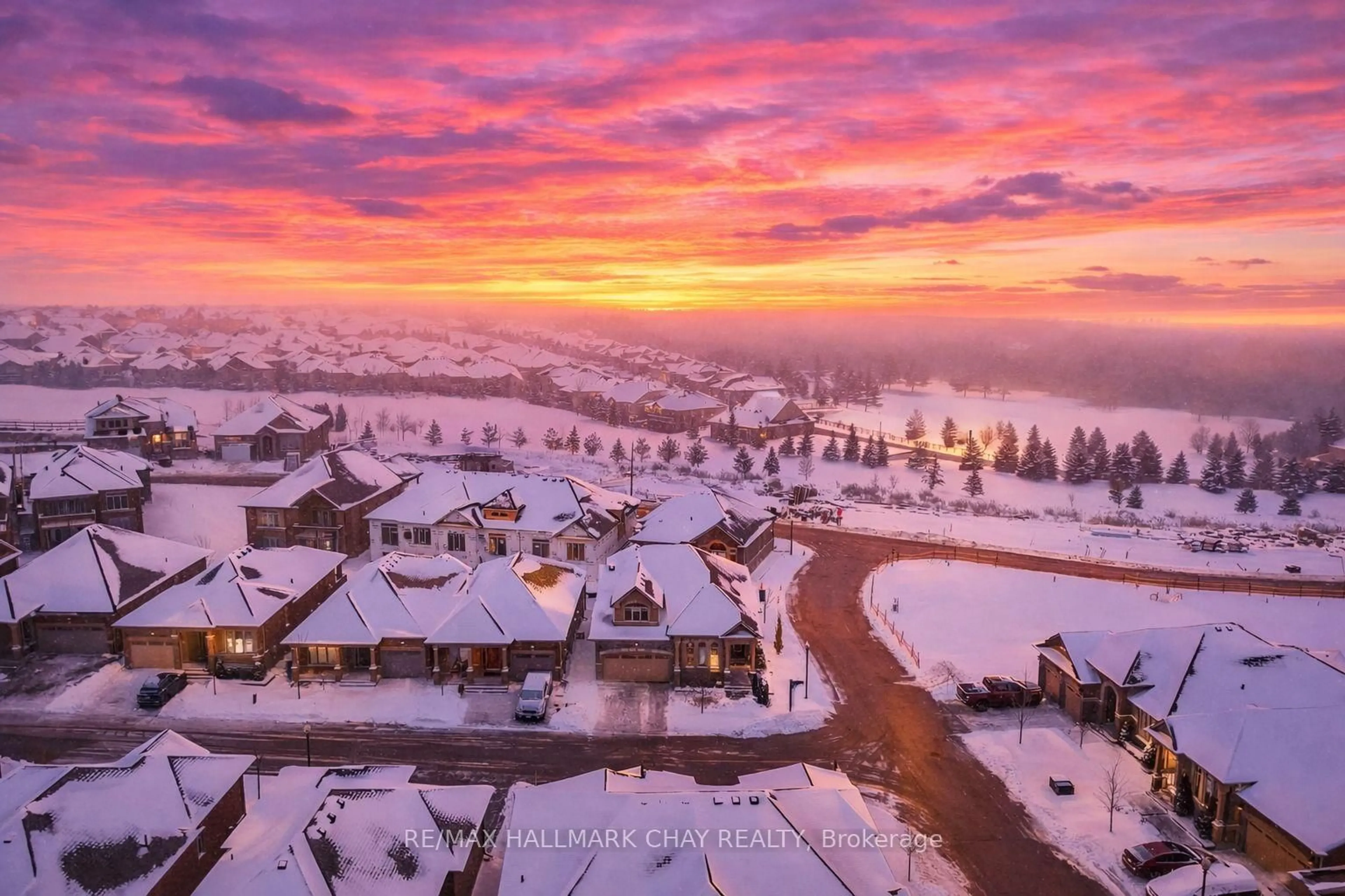 A pic from outside/outdoor area/front of a property/back of a property/a pic from drone, mountain view for 63 Summerhill Dr, New Tecumseth Ontario L9R 0S8