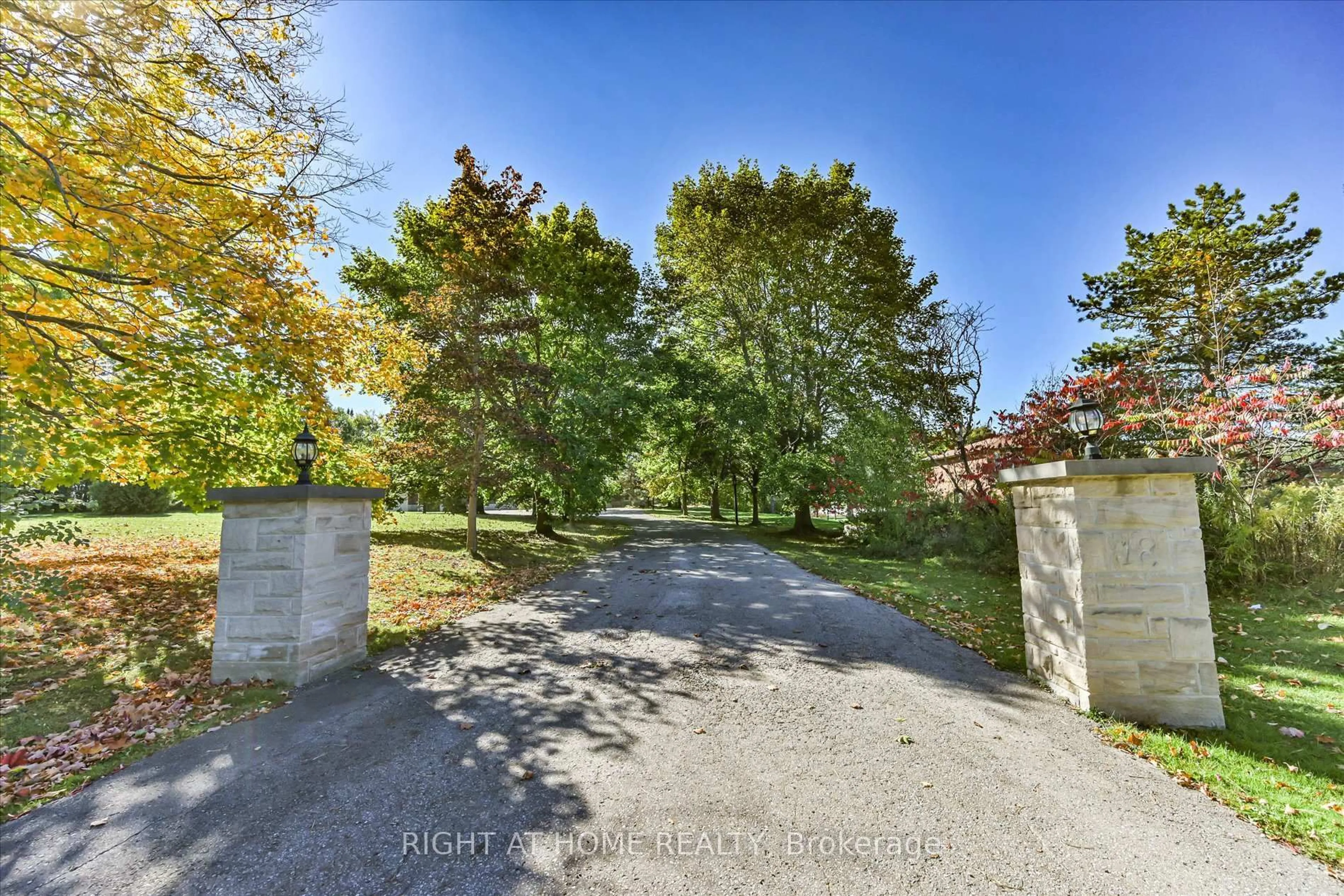 A pic from outside/outdoor area/front of a property/back of a property/a pic from drone, unknown for 18 Mccowan Lane, Whitchurch-Stouffville Ontario L4A 4C1