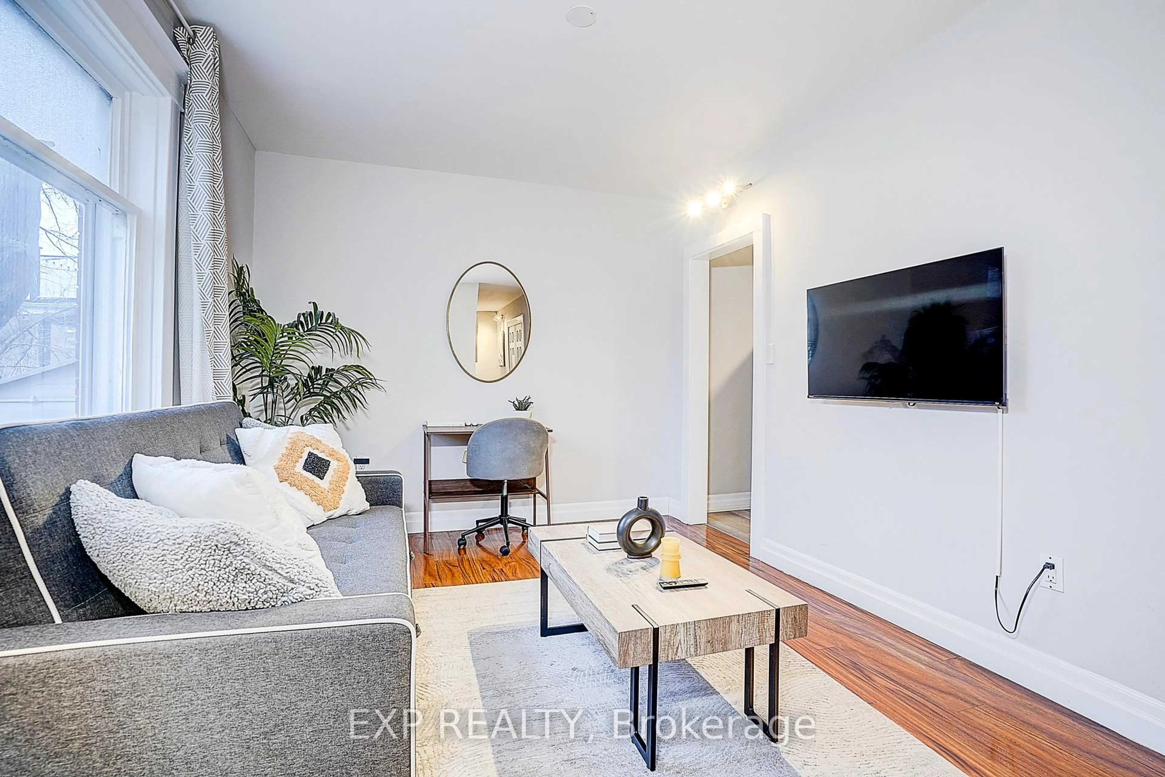 Living room with furniture, unknown for 12 Vincent St, Newmarket Ontario L3Y 4G2