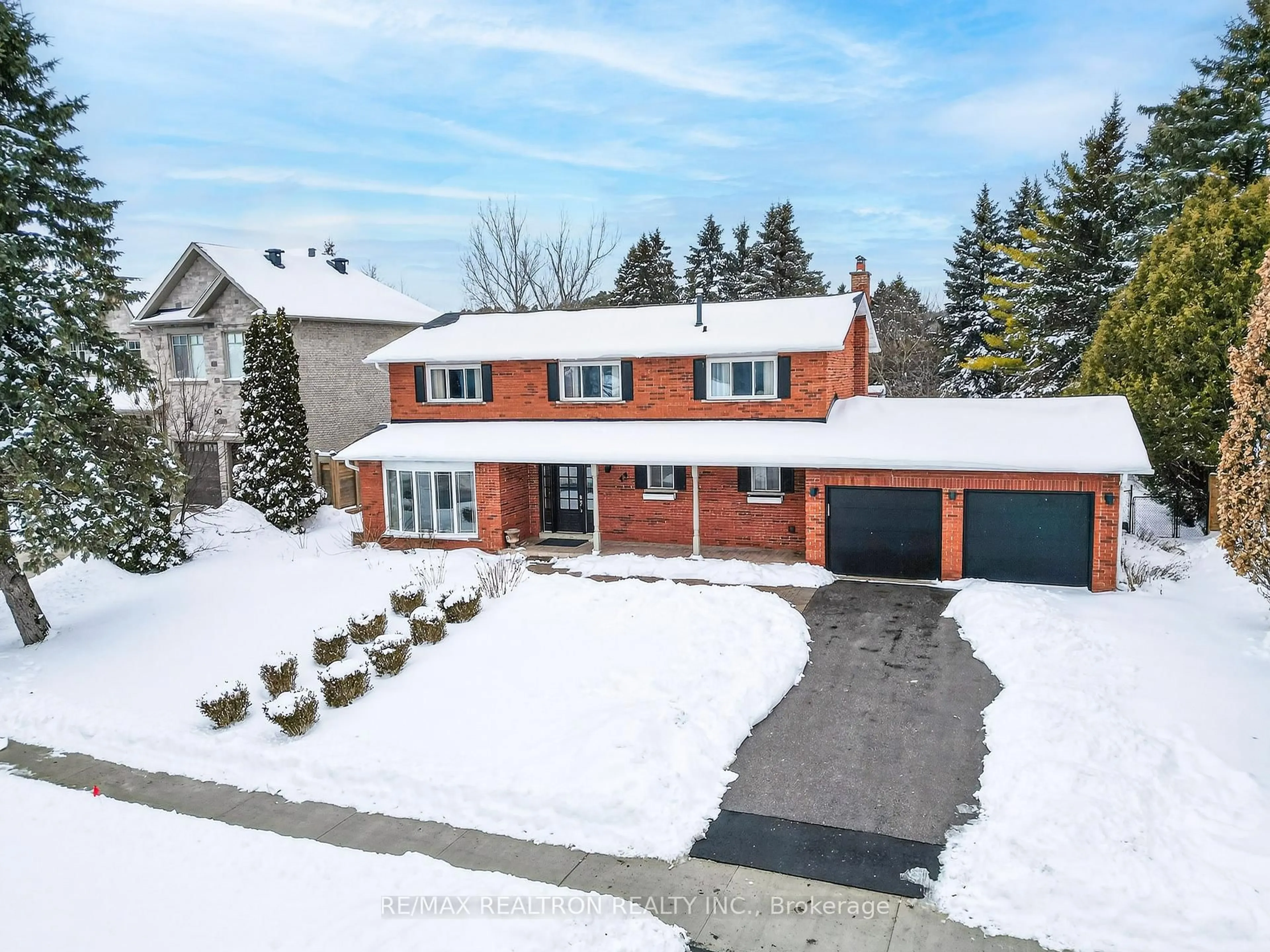 A pic from outside/outdoor area/front of a property/back of a property/a pic from drone, street for 42 Blackforest Dr, Richmond Hill Ontario L4E 2N6