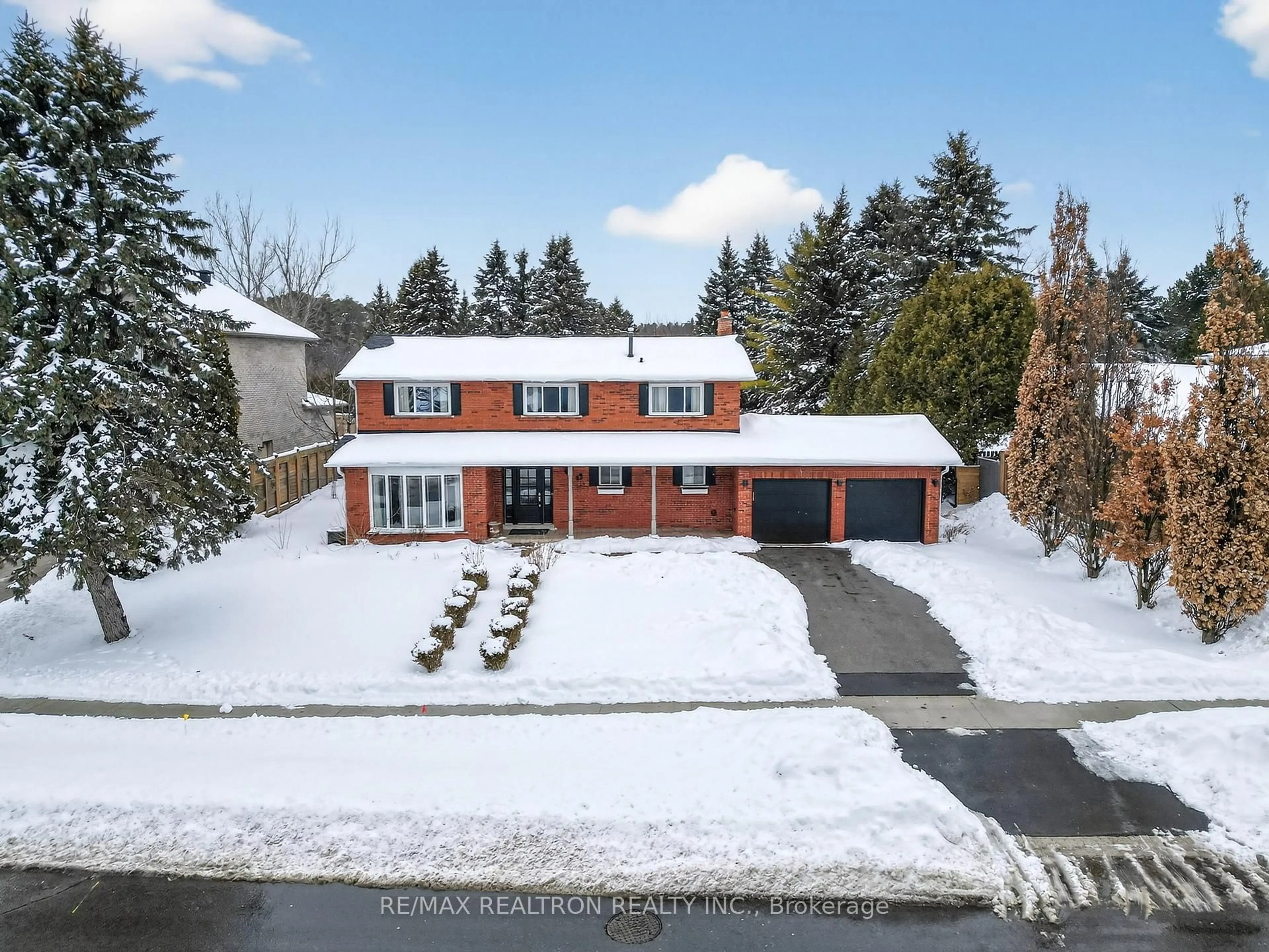 A pic from outside/outdoor area/front of a property/back of a property/a pic from drone, street for 42 Blackforest Dr, Richmond Hill Ontario L4E 2N6