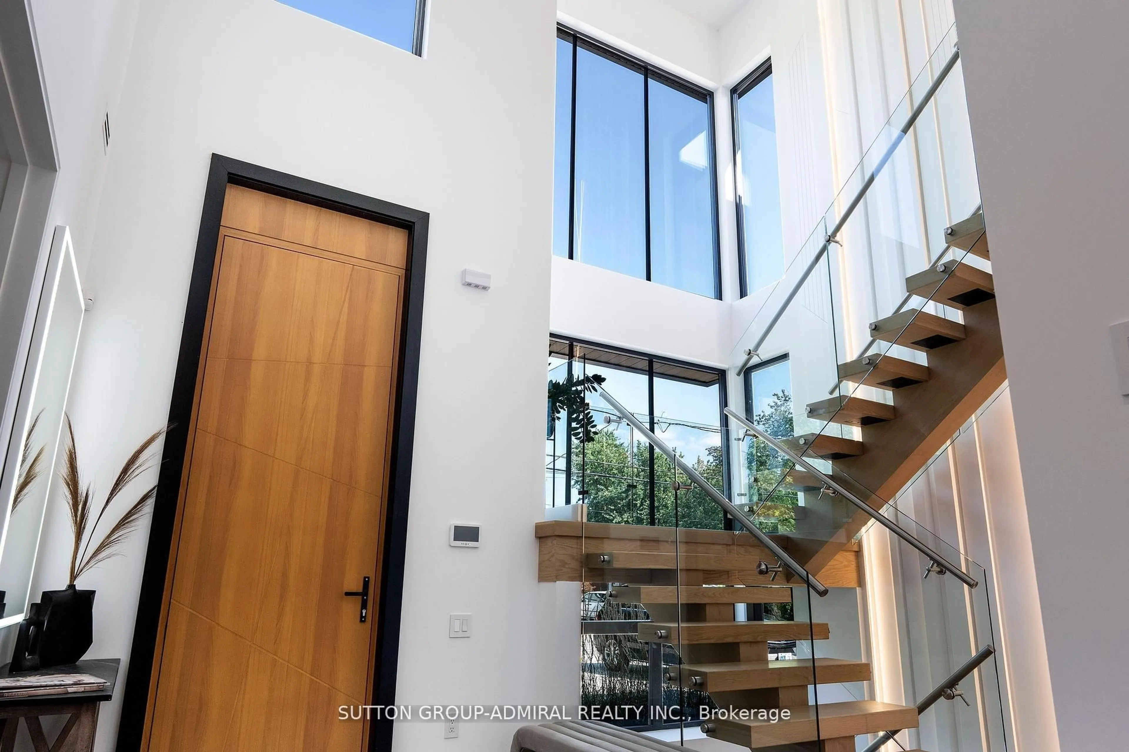 Indoor foyer for 126 WOOD Lane, Richmond Hill Ontario L4C 4W1