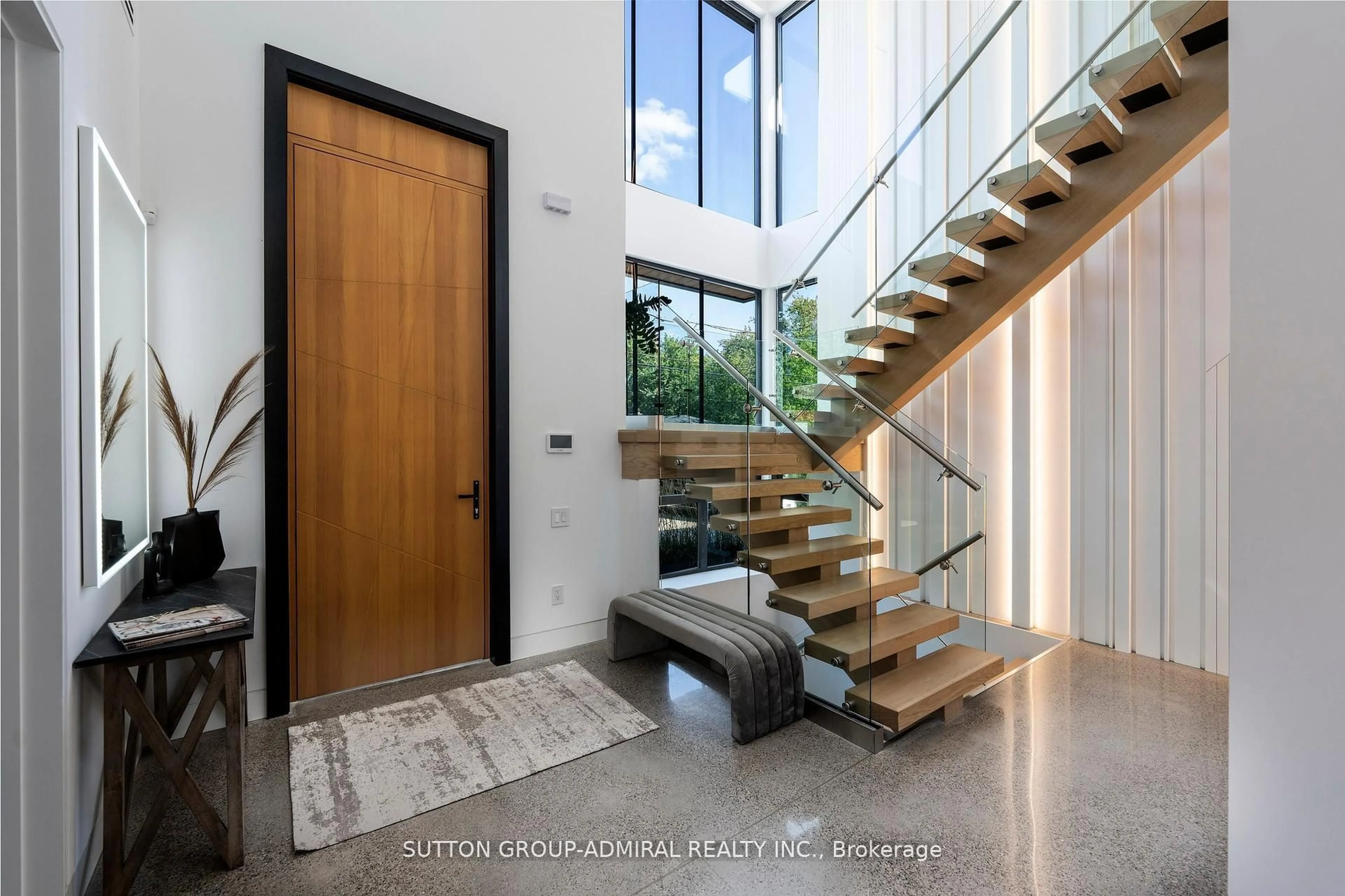 Indoor entryway for 126 WOOD Lane, Richmond Hill Ontario L4C 4W1