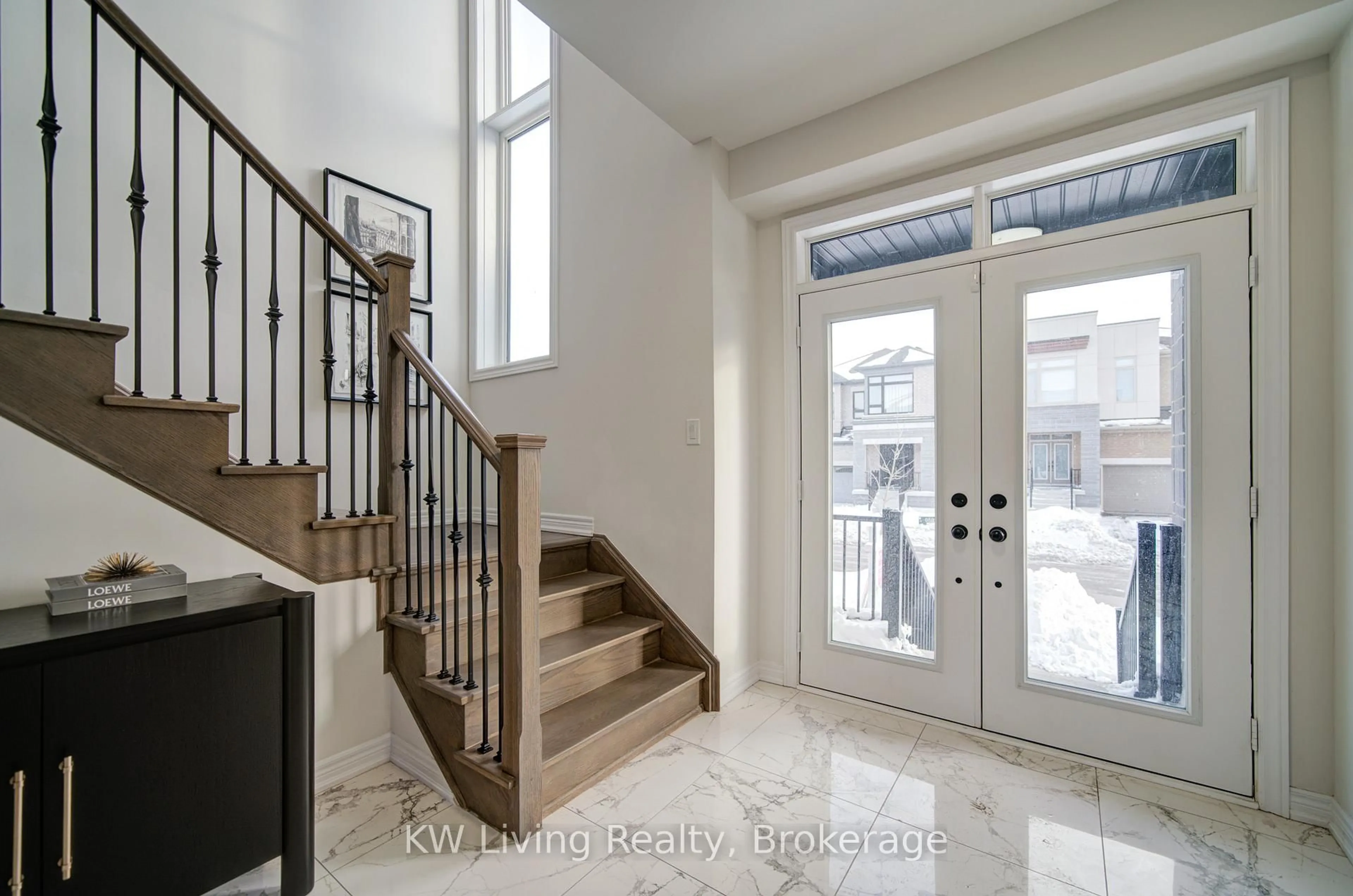 Indoor entryway for 136 Wesmina Ave, Whitchurch-Stouffville Ontario L4A 4W5