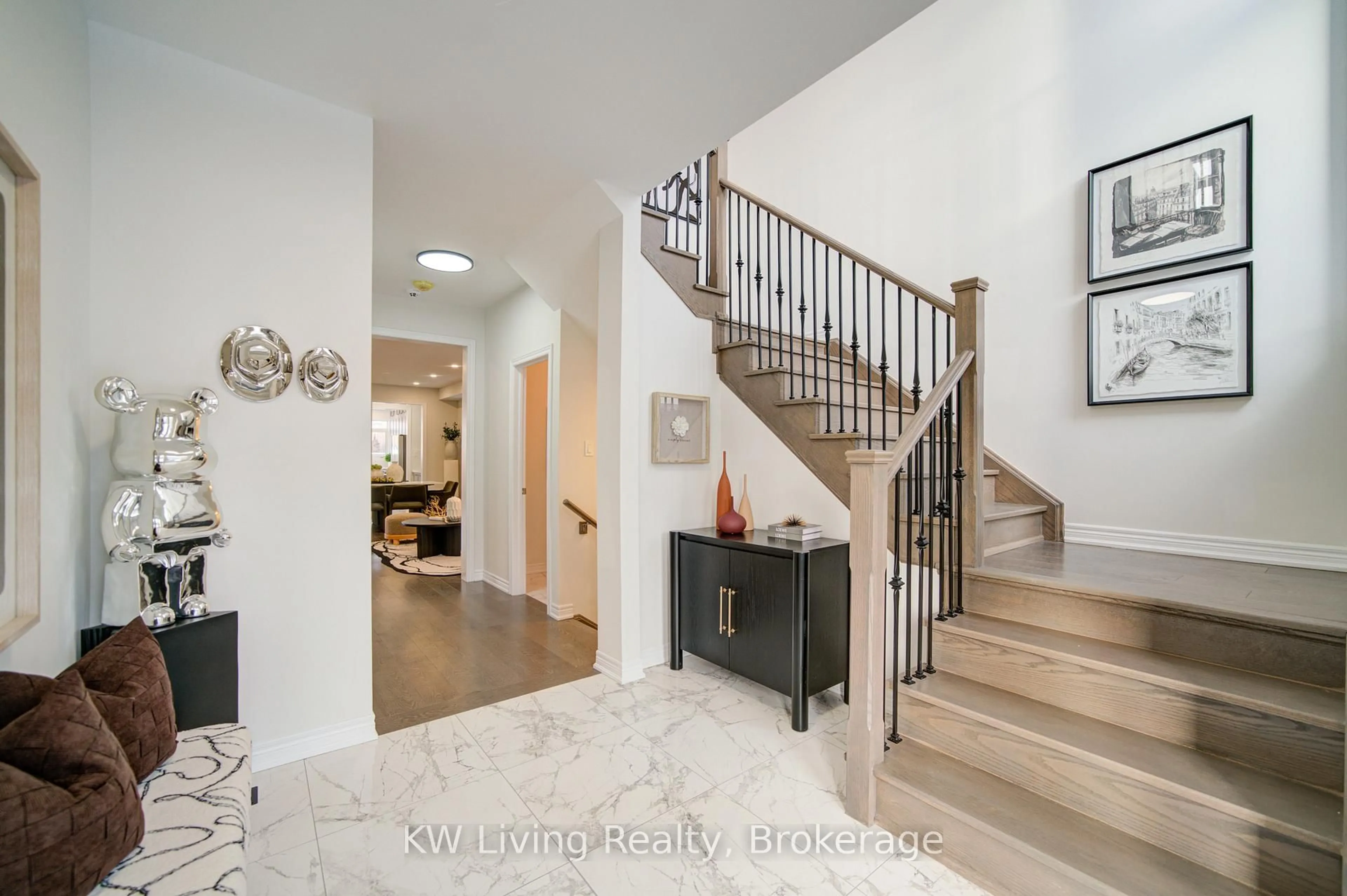 Indoor entryway for 136 Wesmina Ave, Whitchurch-Stouffville Ontario L4A 4W5