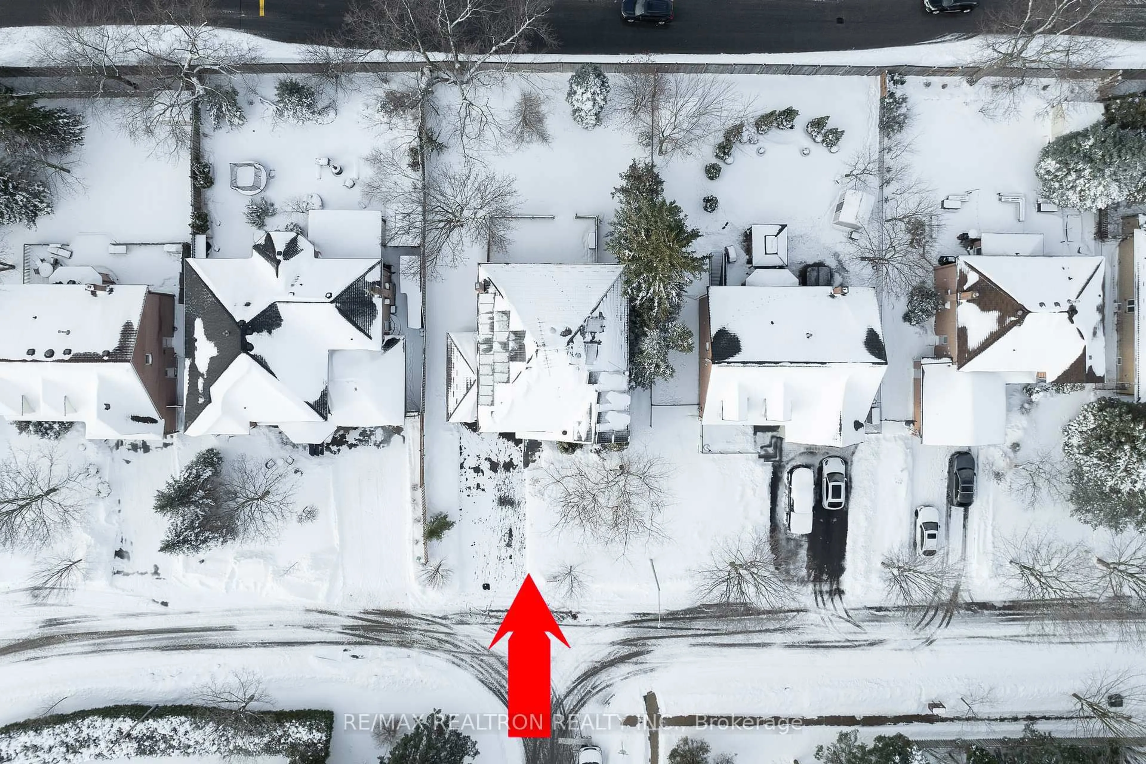 A pic from outside/outdoor area/front of a property/back of a property/a pic from drone, street for 29 Westbourne Crt, Richmond Hill Ontario L4E 2K8