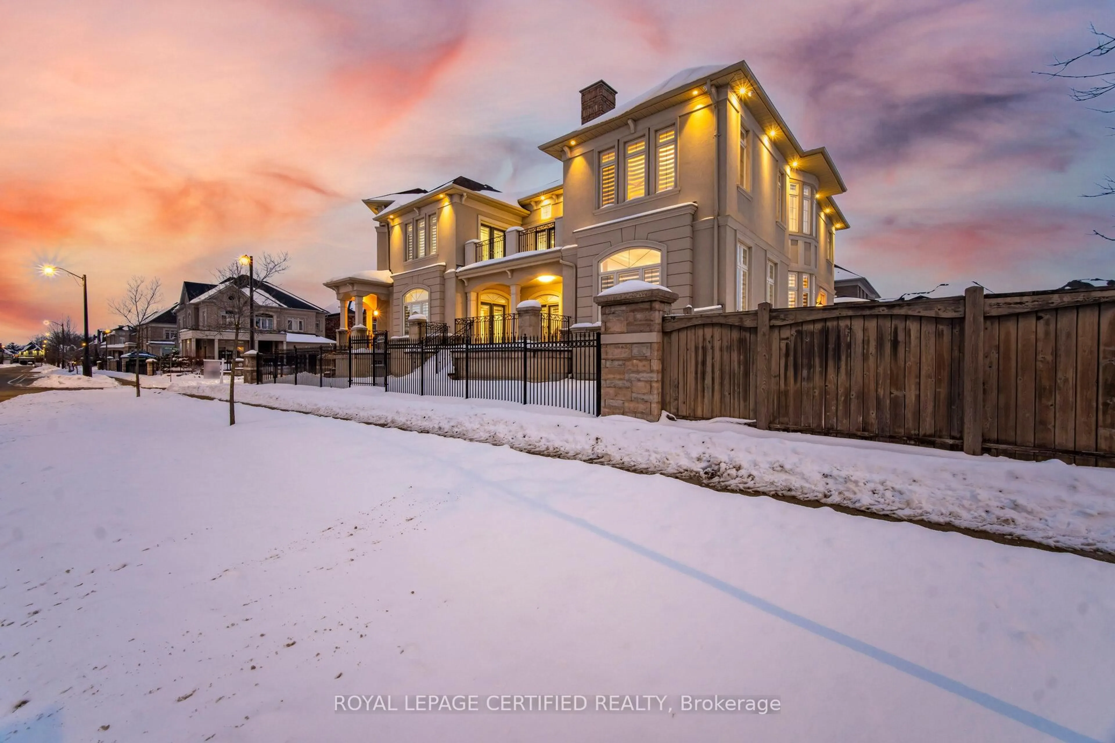 A pic from outside/outdoor area/front of a property/back of a property/a pic from drone, street for 100 Virtue Cres, Vaughan Ontario L4H 4C3