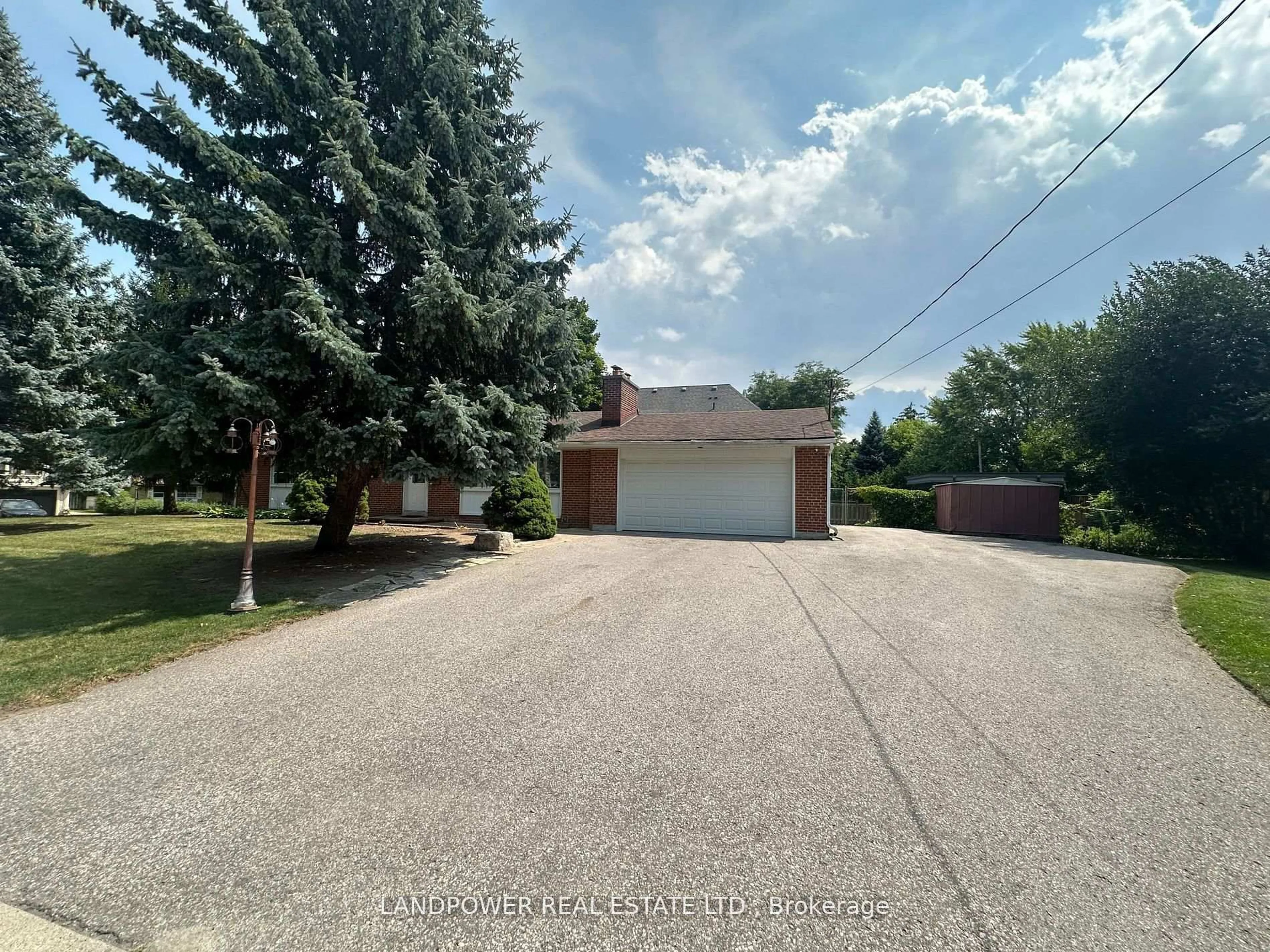 A pic from outside/outdoor area/front of a property/back of a property/a pic from drone, street for 44 Starlight Cres, Richmond Hill Ontario L4C 4X4