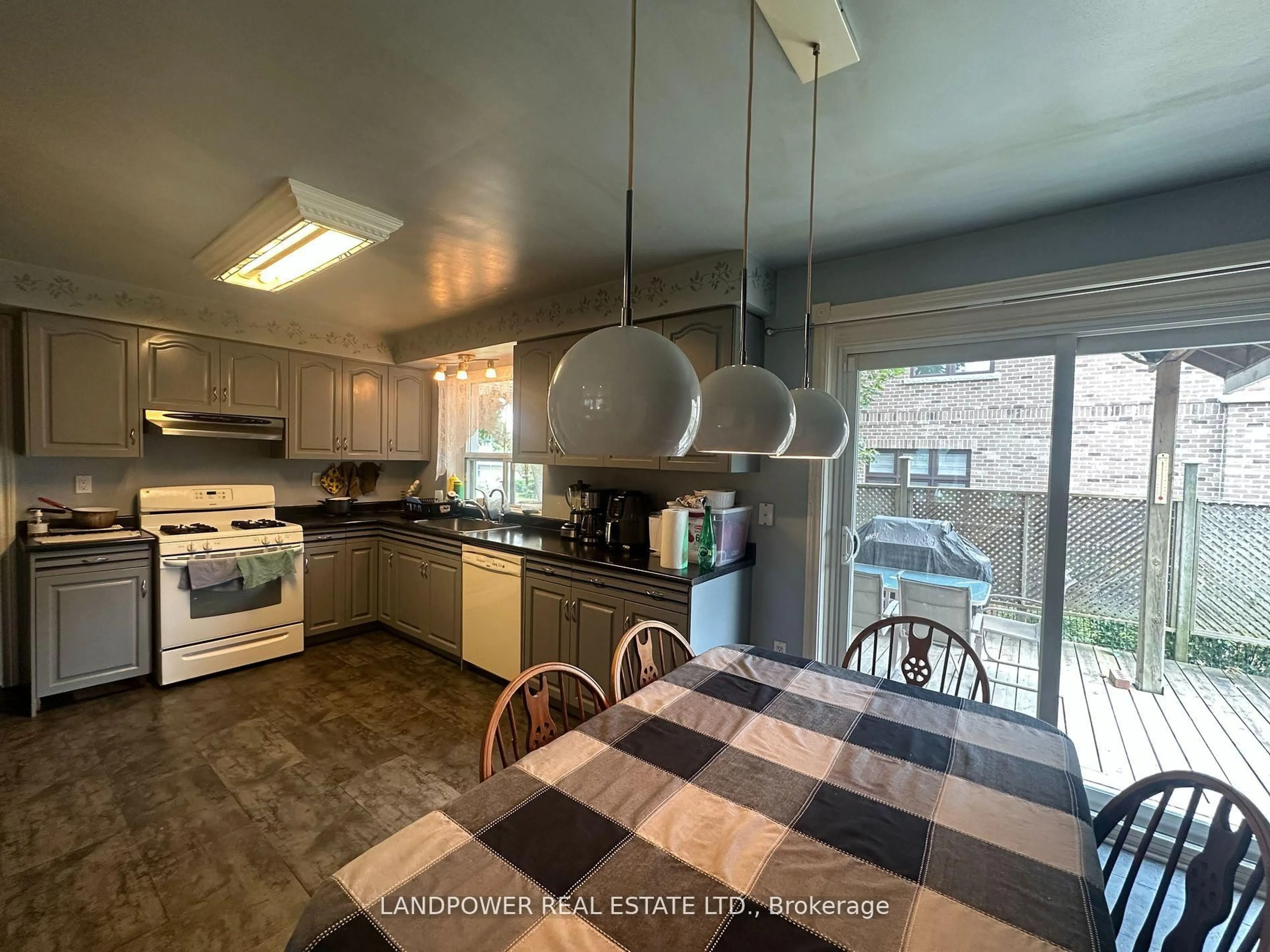 Open concept kitchen, unknown for 44 Starlight Cres, Richmond Hill Ontario L4C 4X4