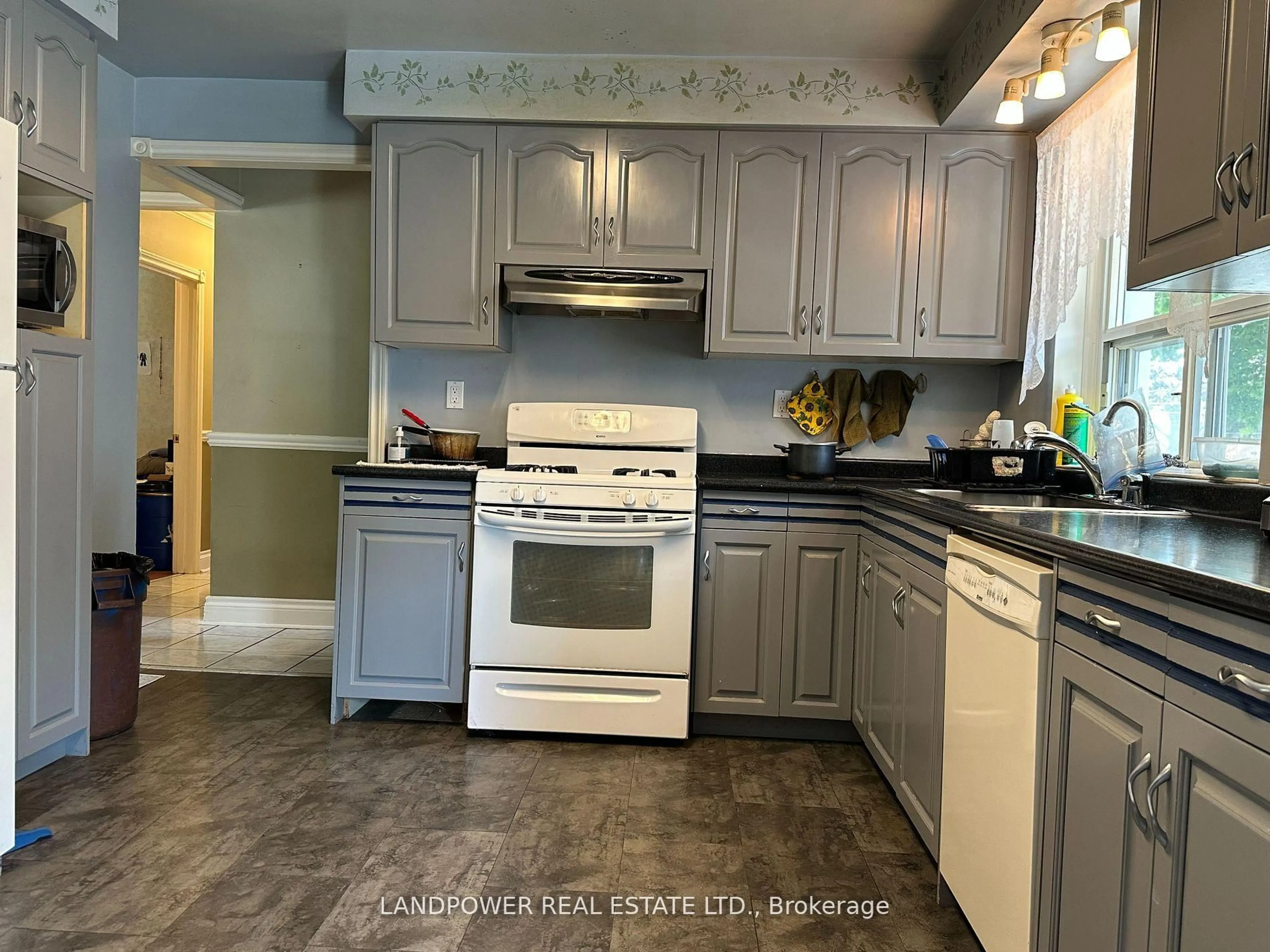 Standard kitchen, ceramic/tile floor for 44 Starlight Cres, Richmond Hill Ontario L4C 4X4