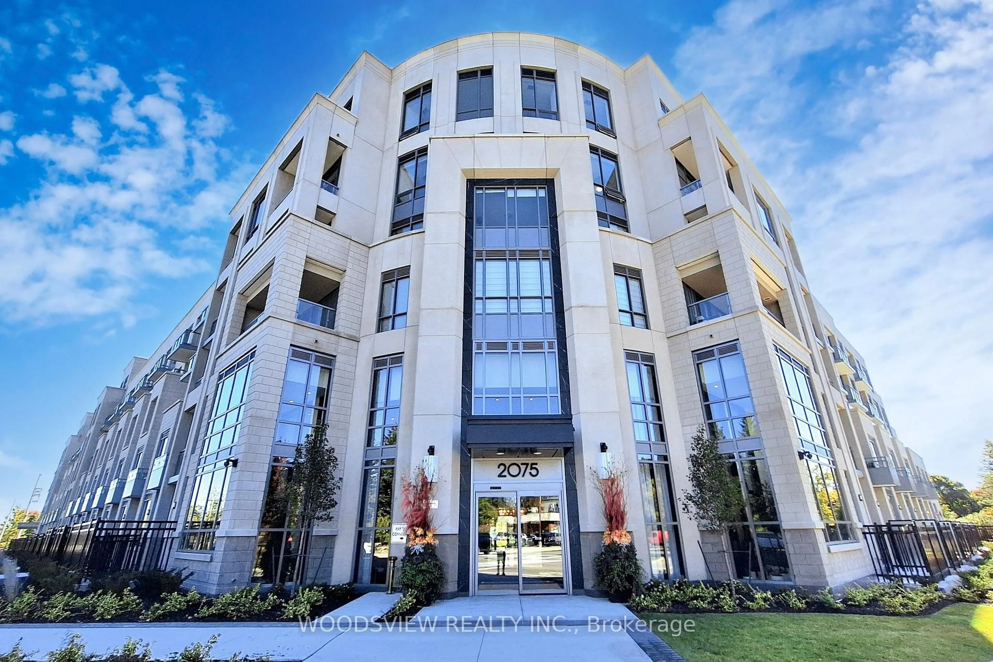 Indoor foyer for 2075 King Rd #533, King Ontario L7B 0R6